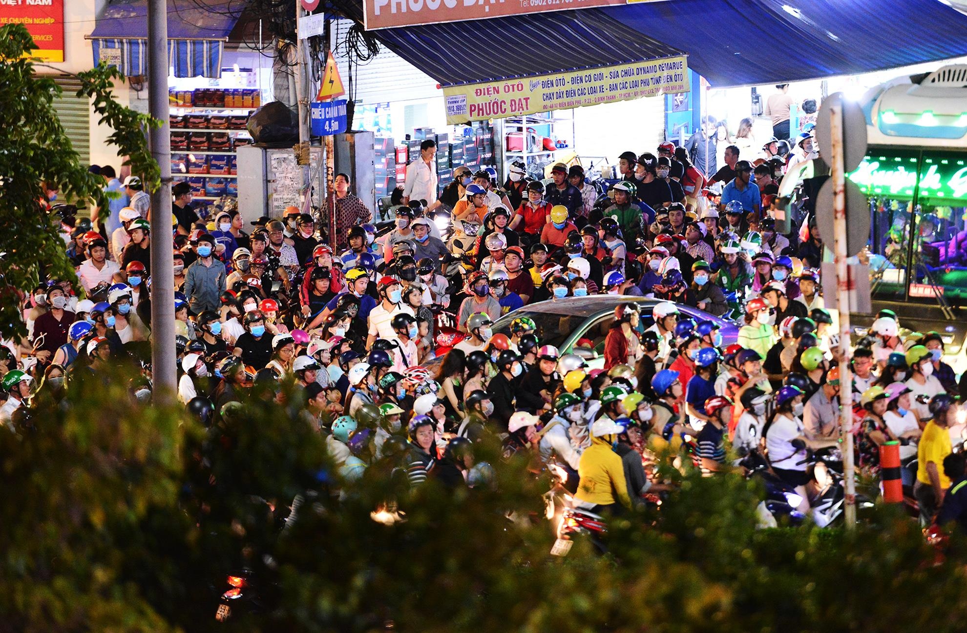 Ket xe keo dai sau man phao hoa o Sai Gon anh 3