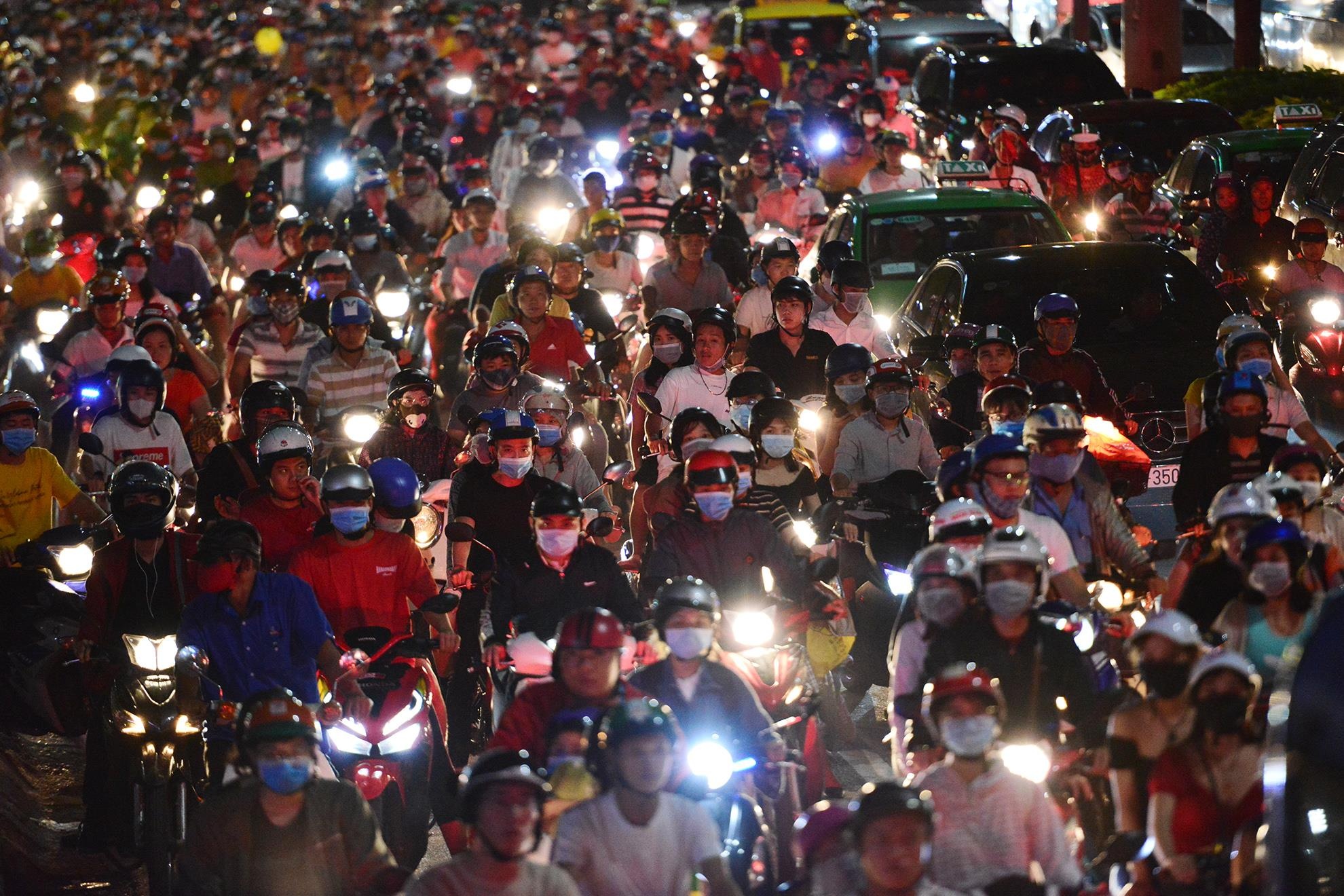 Ket xe keo dai sau man phao hoa o Sai Gon anh 4