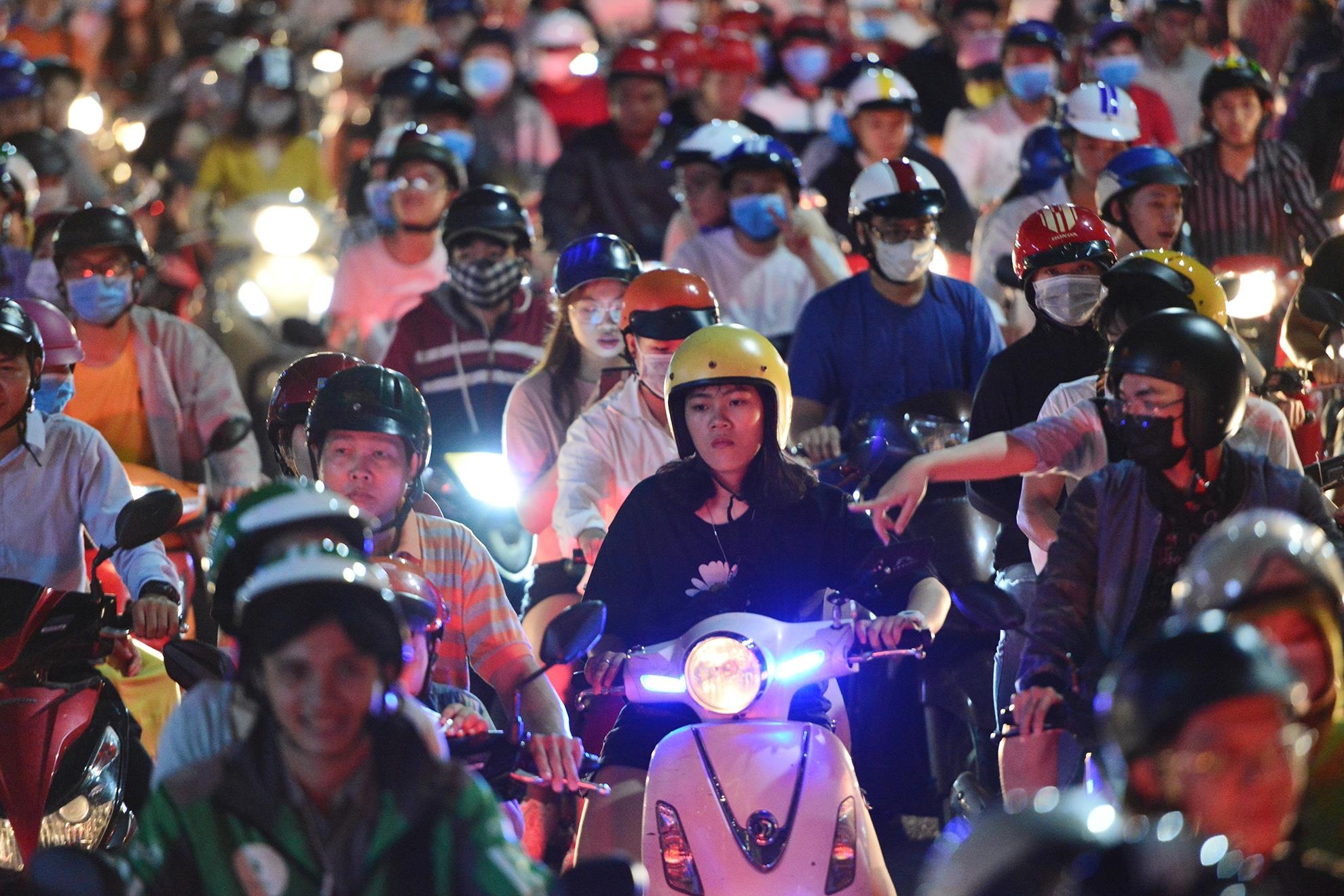 Ket xe keo dai sau man phao hoa o Sai Gon anh 5