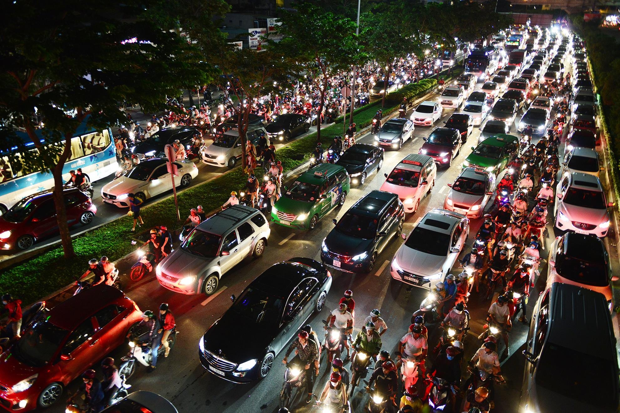 Ket xe keo dai sau man phao hoa o Sai Gon anh 6