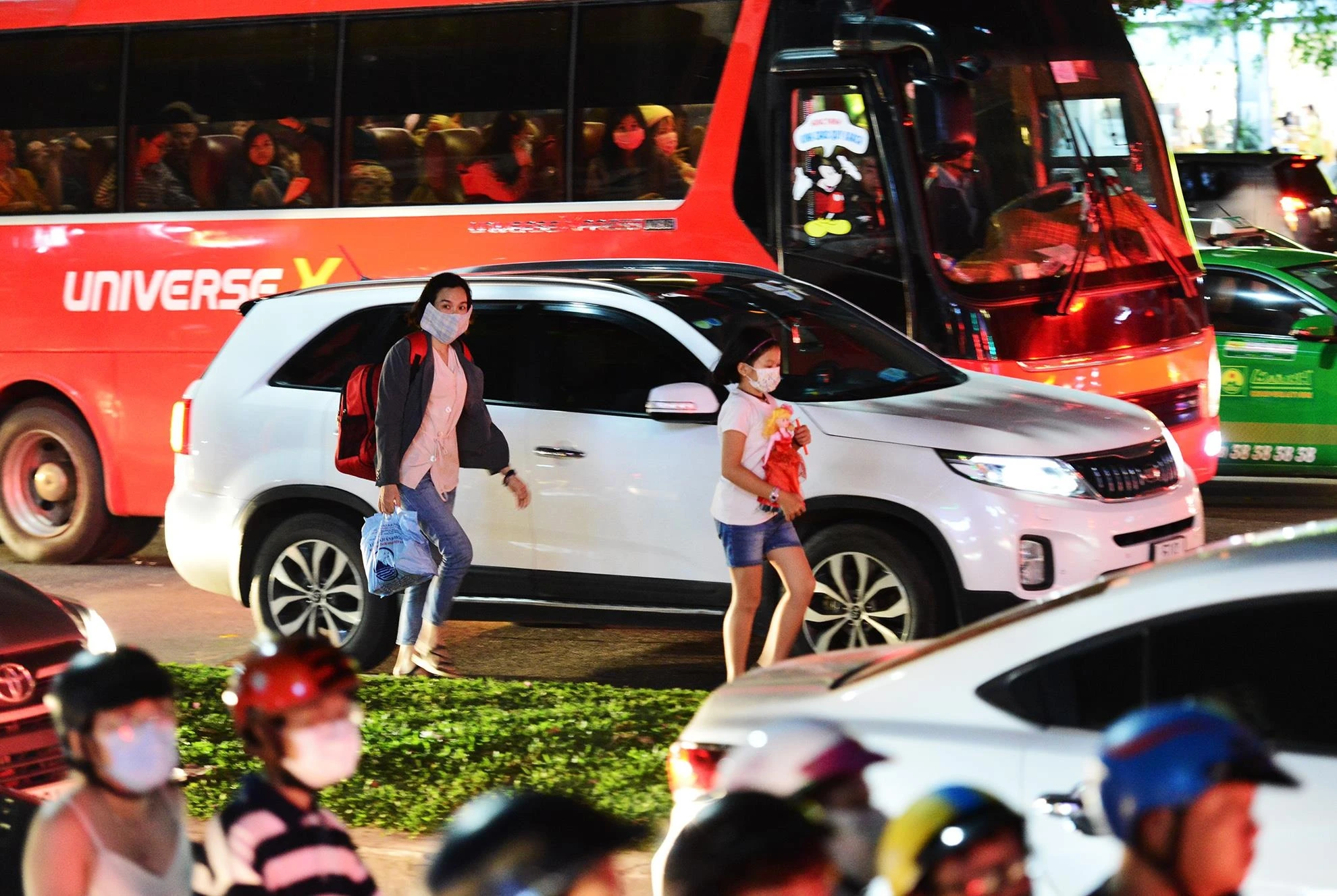 Ket xe keo dai sau man phao hoa o Sai Gon anh 8