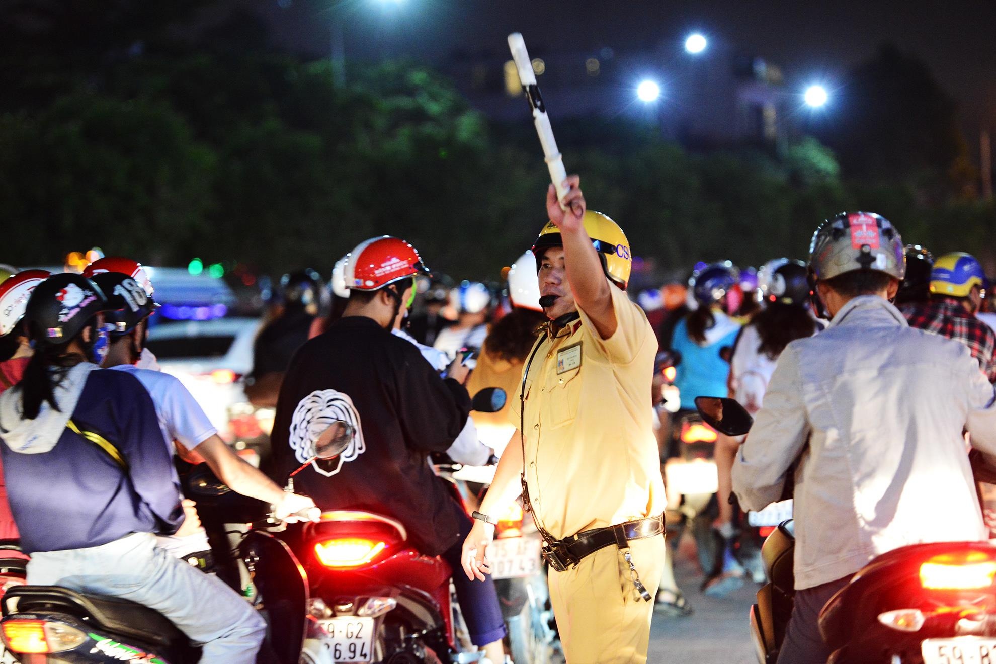 Ket xe keo dai sau man phao hoa o Sai Gon anh 9