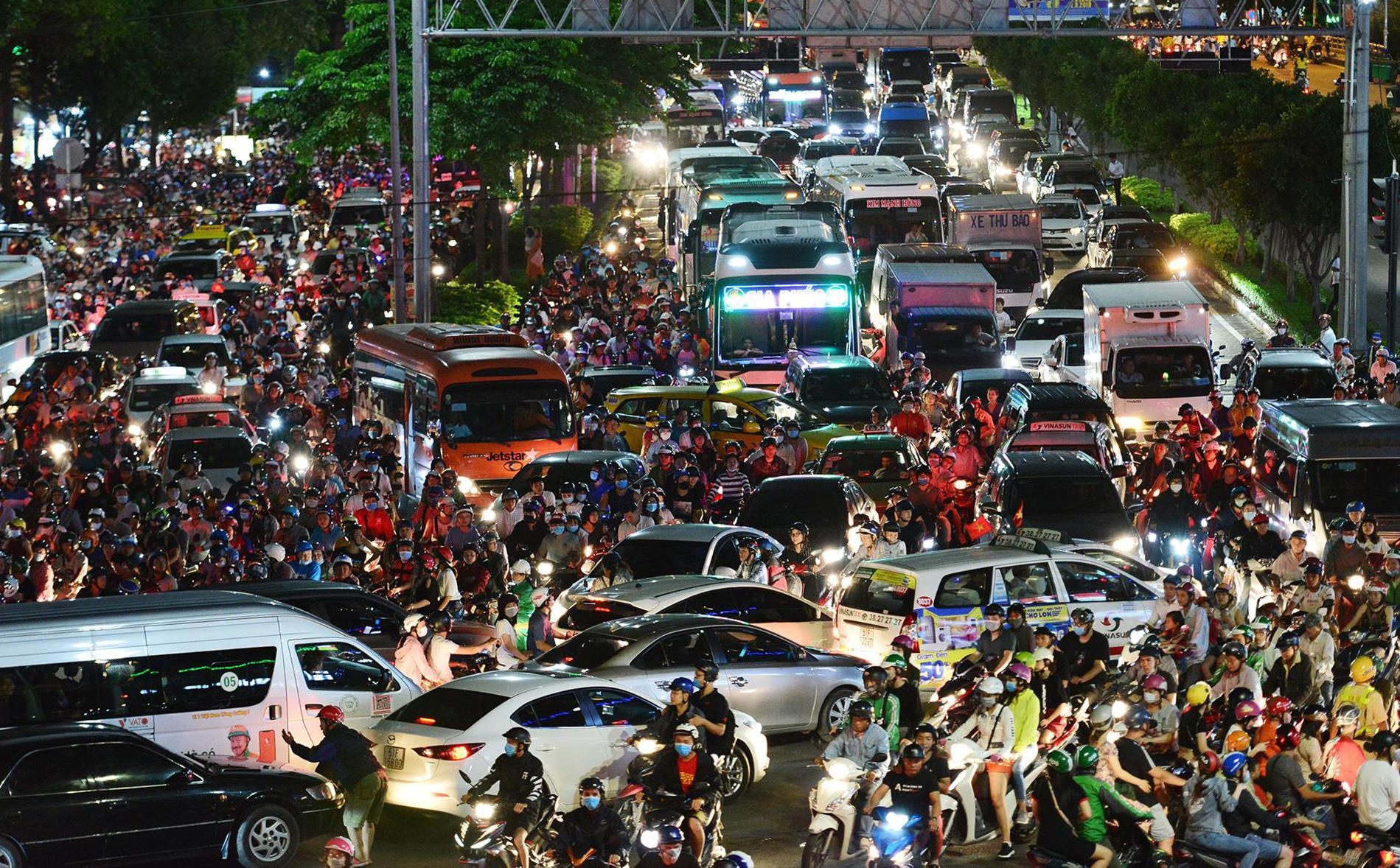 Sai Gon ket xe giua dem sau man phao hoa 15 phut hinh anh