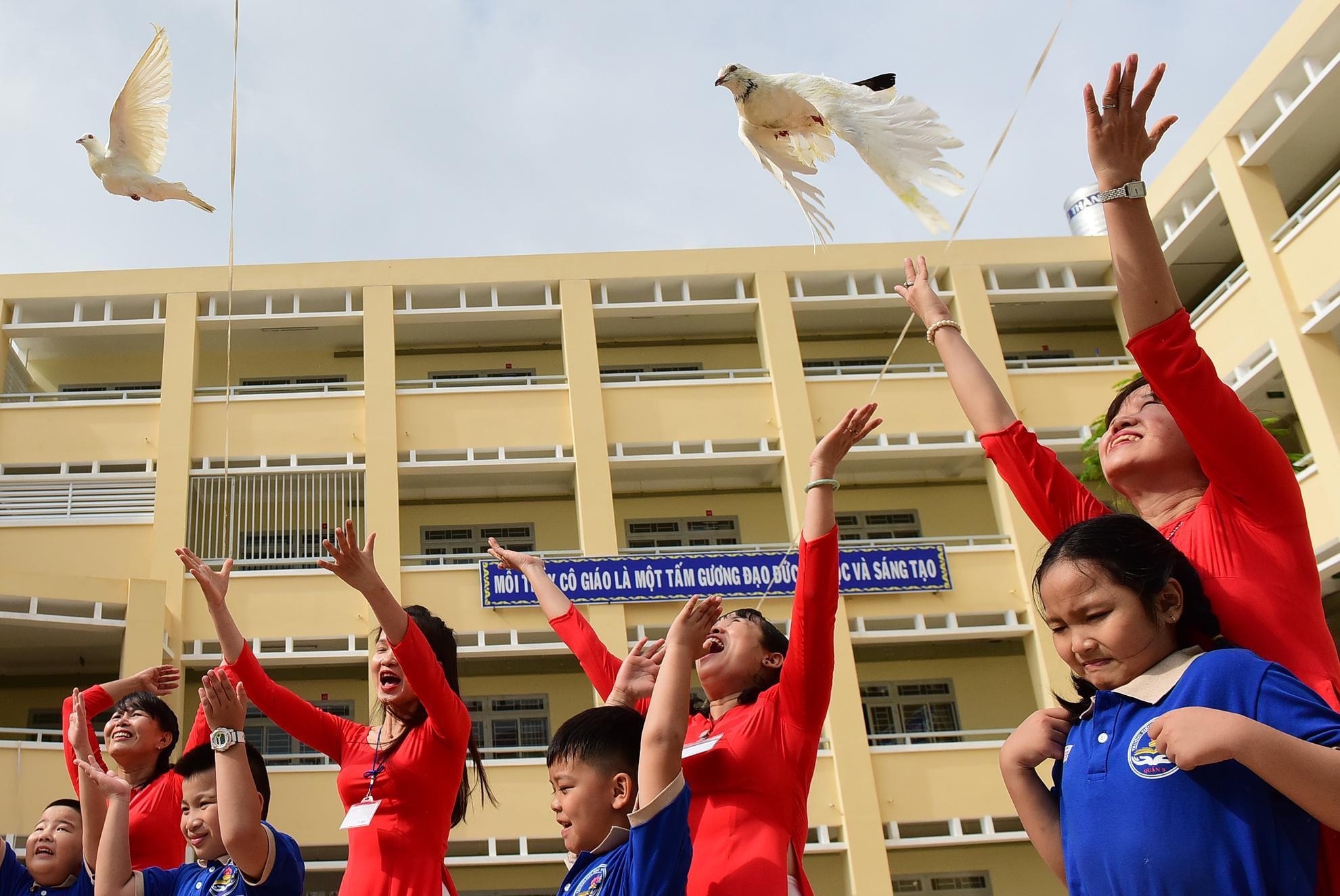 Tha chim bo cau thay bong bay trong le khai giang som o Sai Gon hinh anh