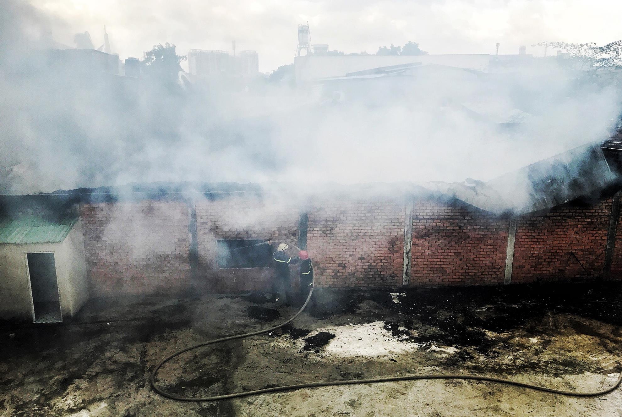 5 căn nhà bị thiêu rụi sau đám cháy lớn ở Sài Gòn ảnh 10 5 can nha bi thieu rui sau dam chay lon o Sai Gon anh 10