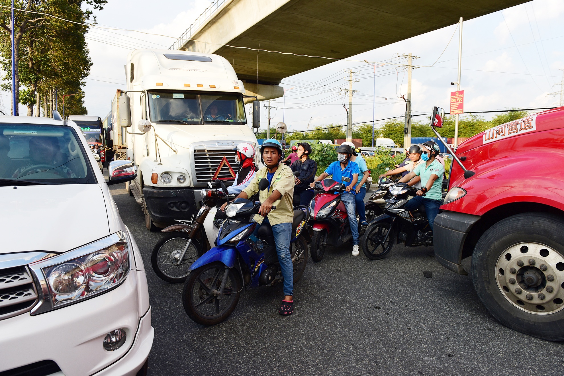 Ket xe container o phia dong Sai Gon anh 10