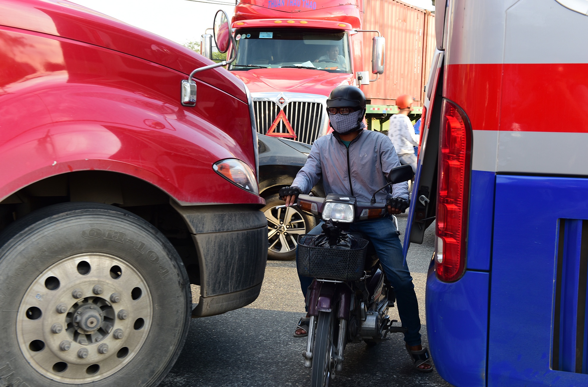 Ket xe container o phia dong Sai Gon anh 11