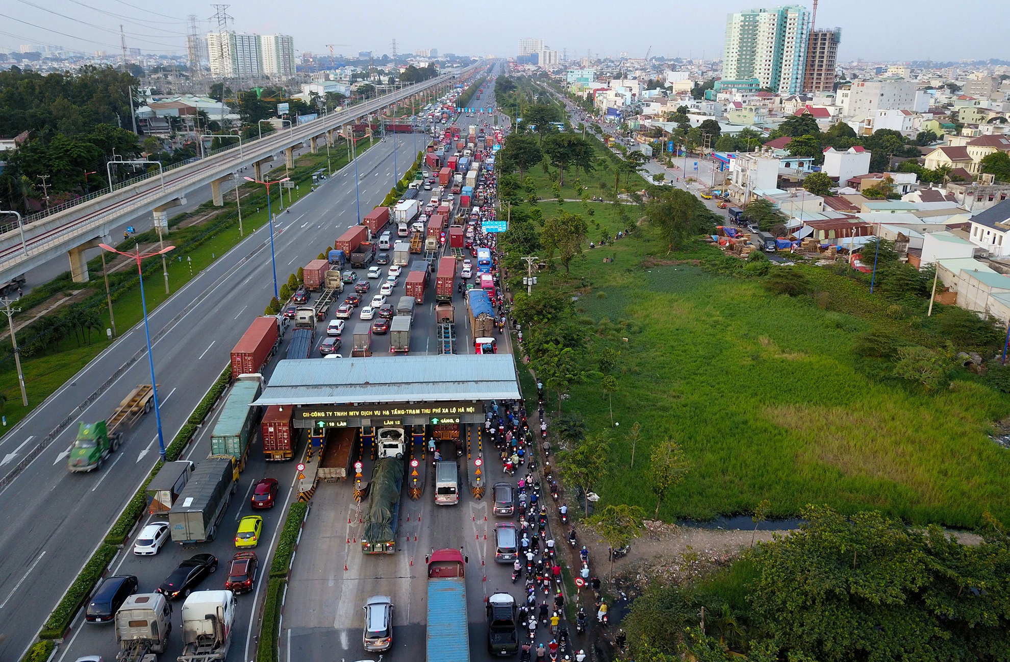 Ket xe container o phia dong Sai Gon anh 12