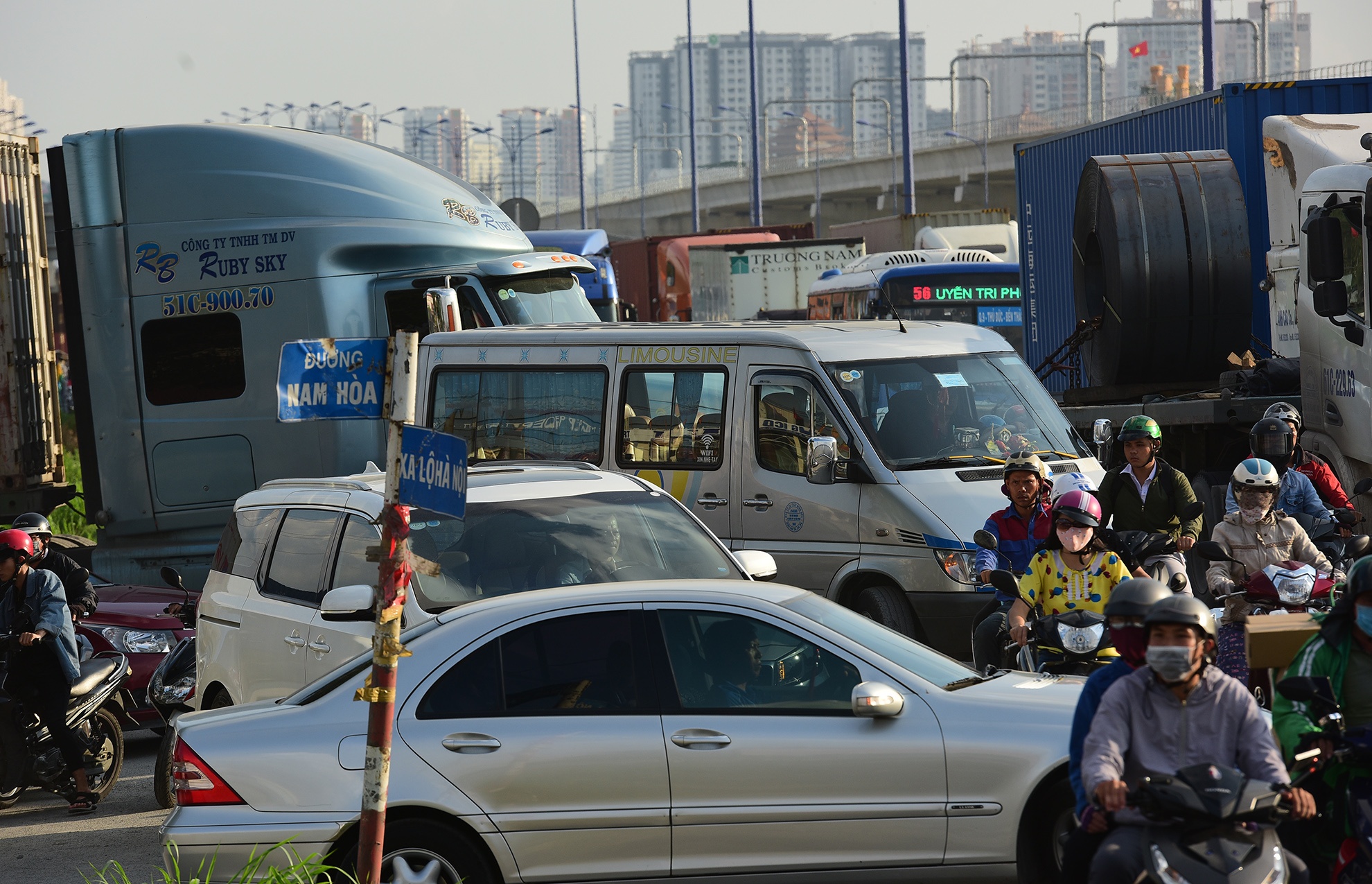 Ket xe container o phia dong Sai Gon anh 13