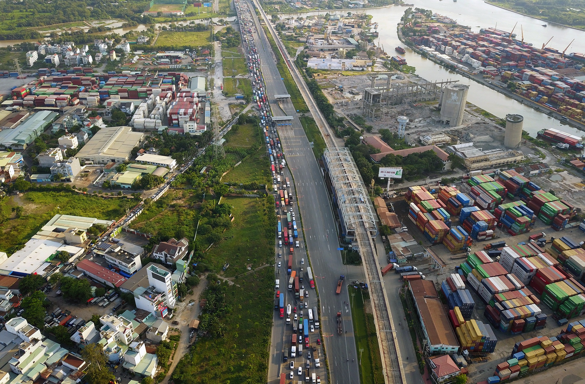 Ket xe container o phia dong Sai Gon anh 3