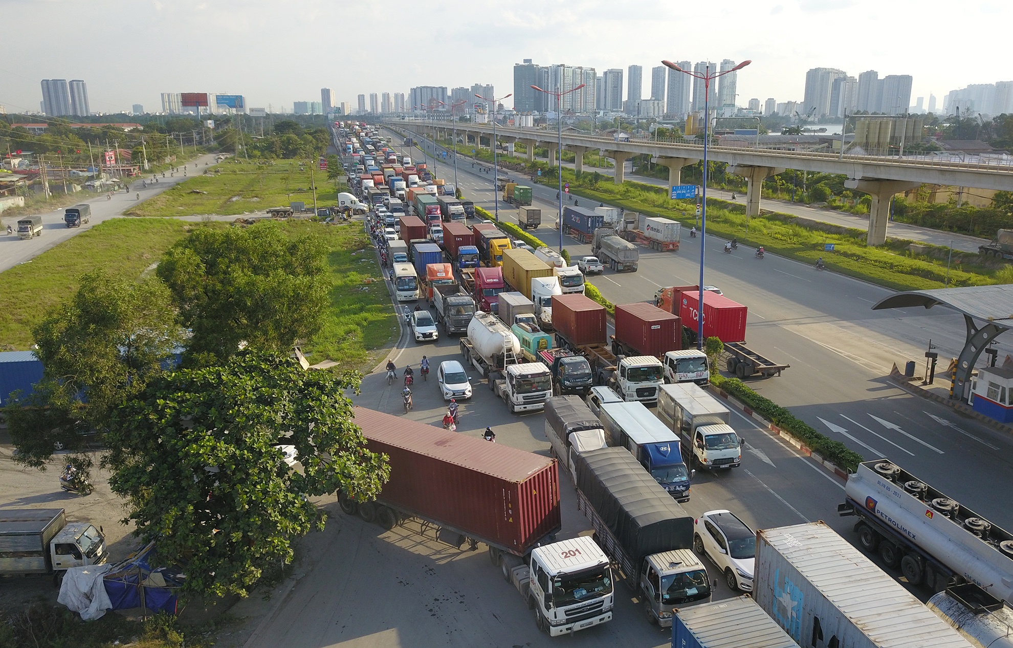 Ket xe container o phia dong Sai Gon anh 7