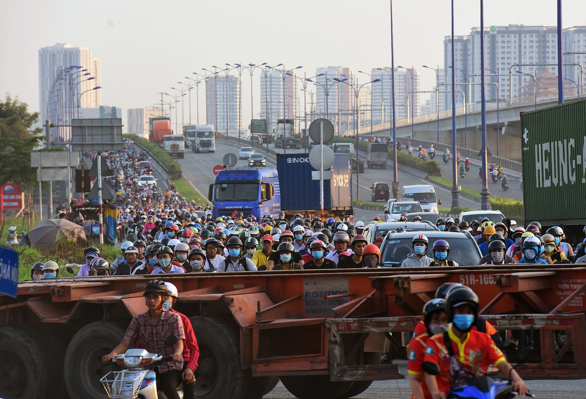 Ket xe container o phia dong Sai Gon anh 8