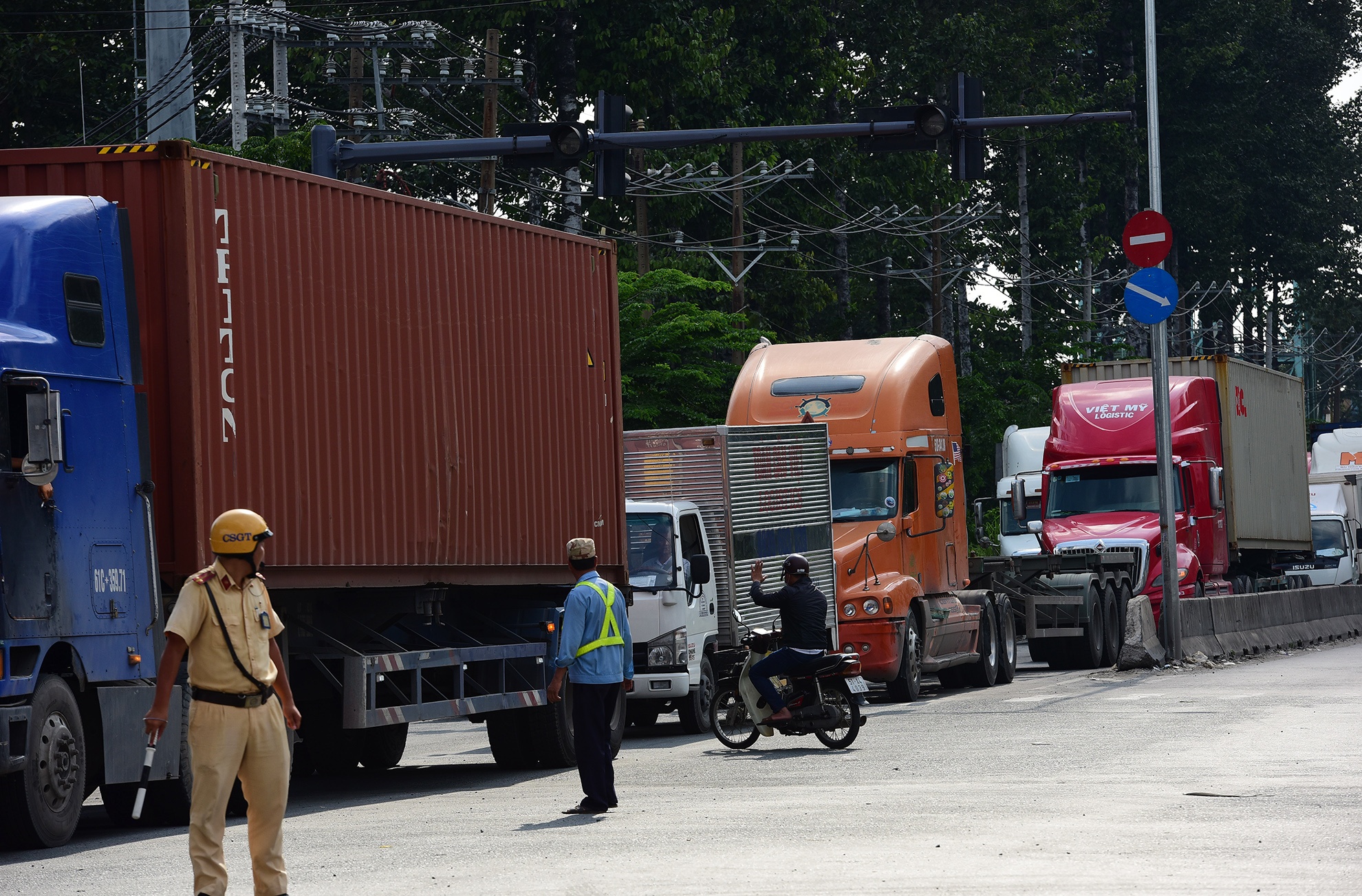 Ket xe container o phia dong Sai Gon anh 9