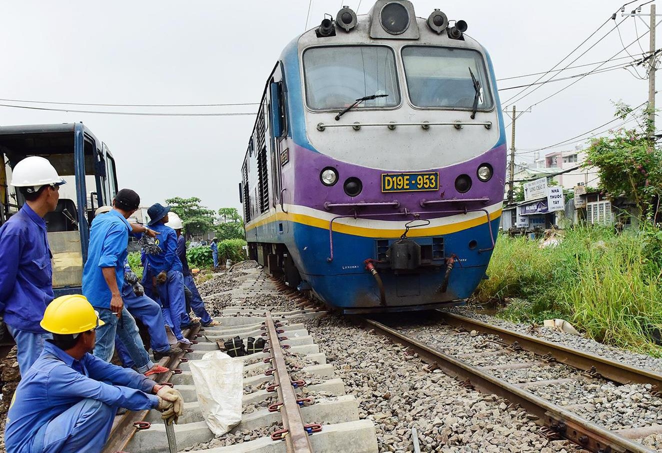 Chuyen tau cuoi bang qua cau sat Binh Loi sau hon 100 nam su dung hinh anh