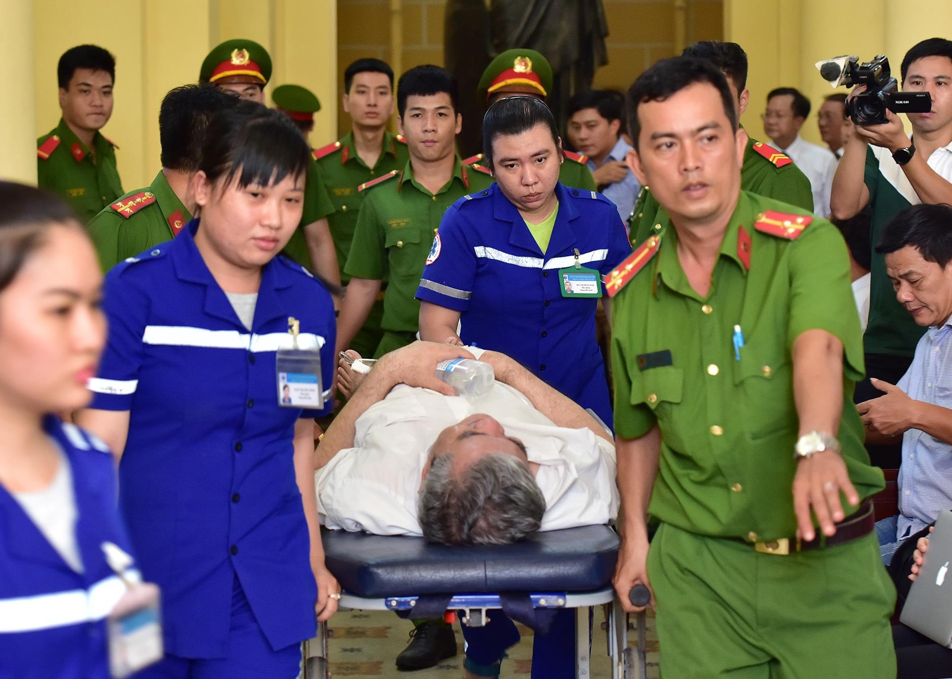 Khoanh khac bi cao trong vu VN Pharma phai nhap vien cap cuu hinh anh