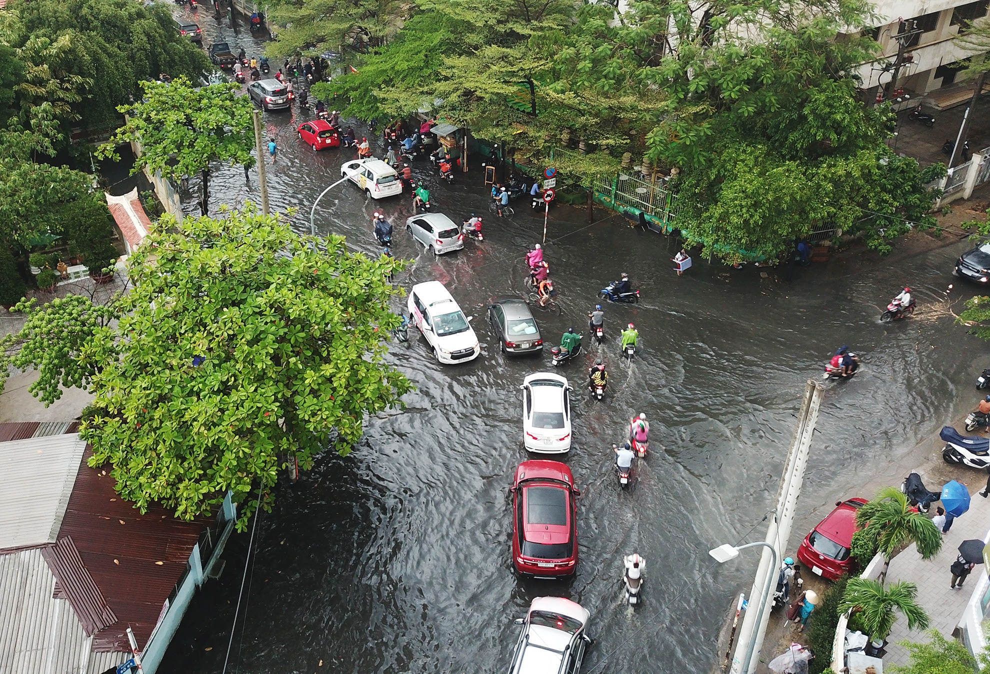 ngap nuoc ket xe trien mien o khu nha giau Sai Gon anh 13