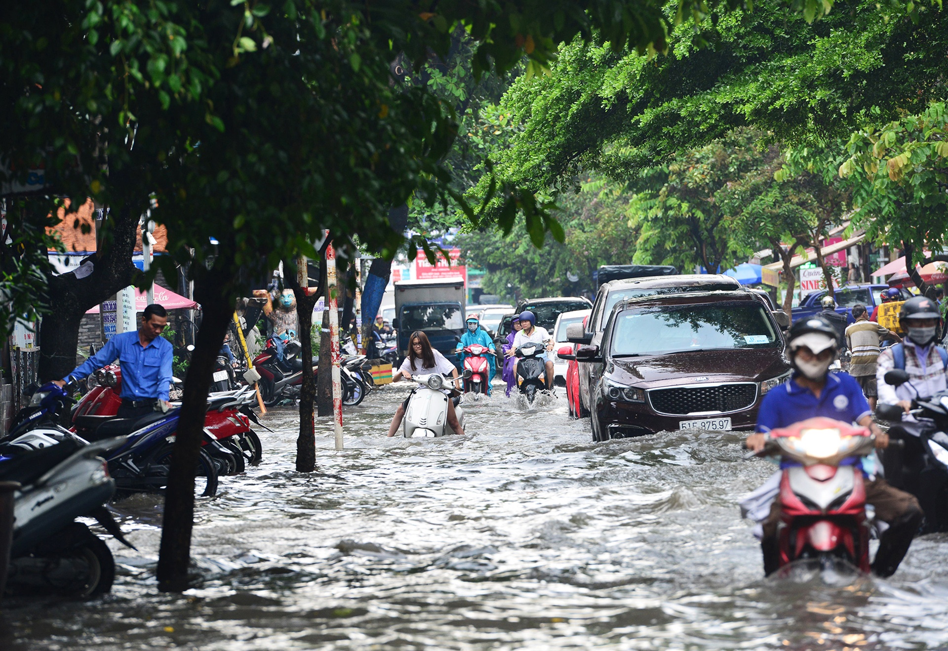 ngap nuoc ket xe trien mien o khu nha giau Sai Gon anh 14