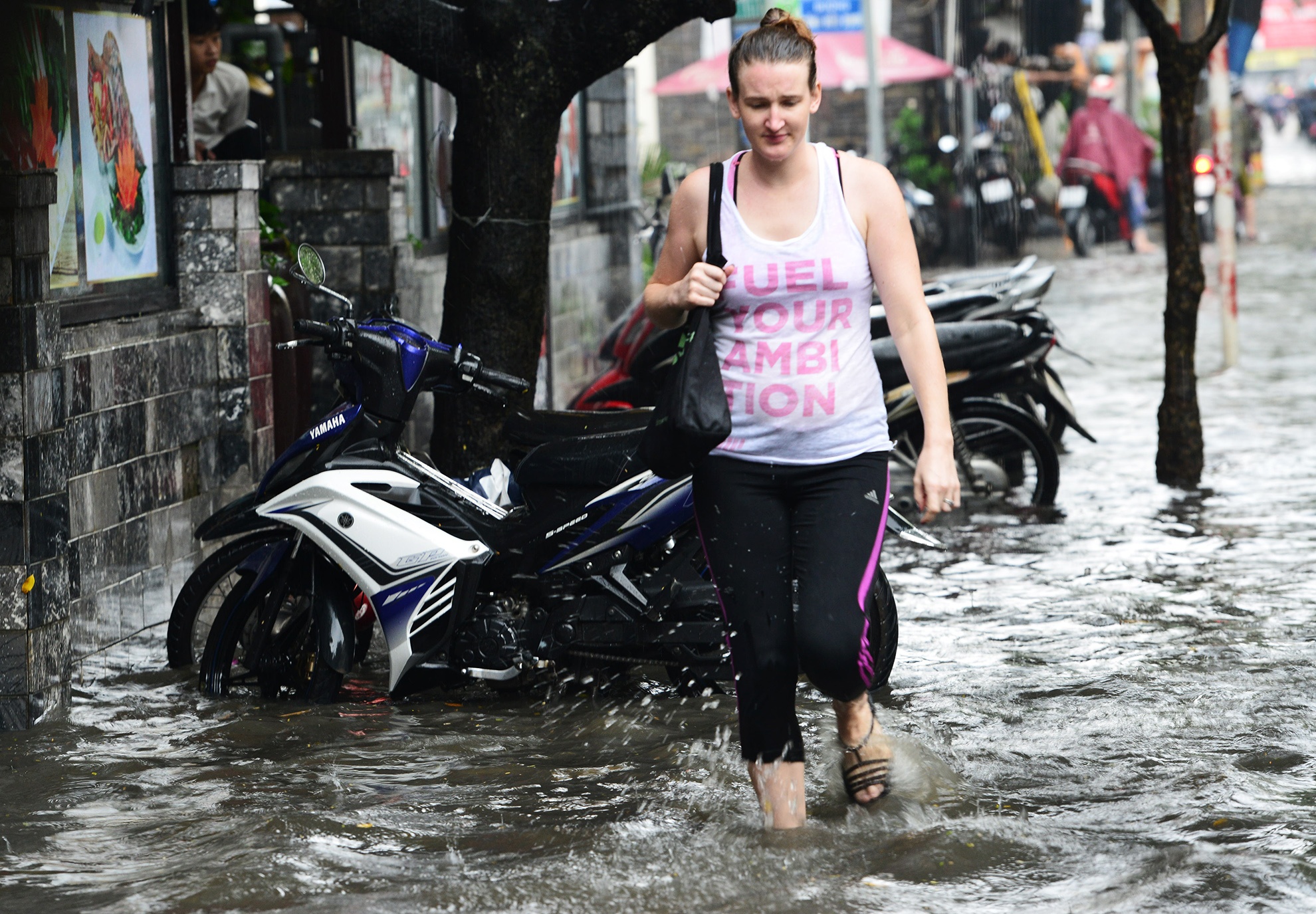 ngap nuoc ket xe trien mien o khu nha giau Sai Gon anh 15