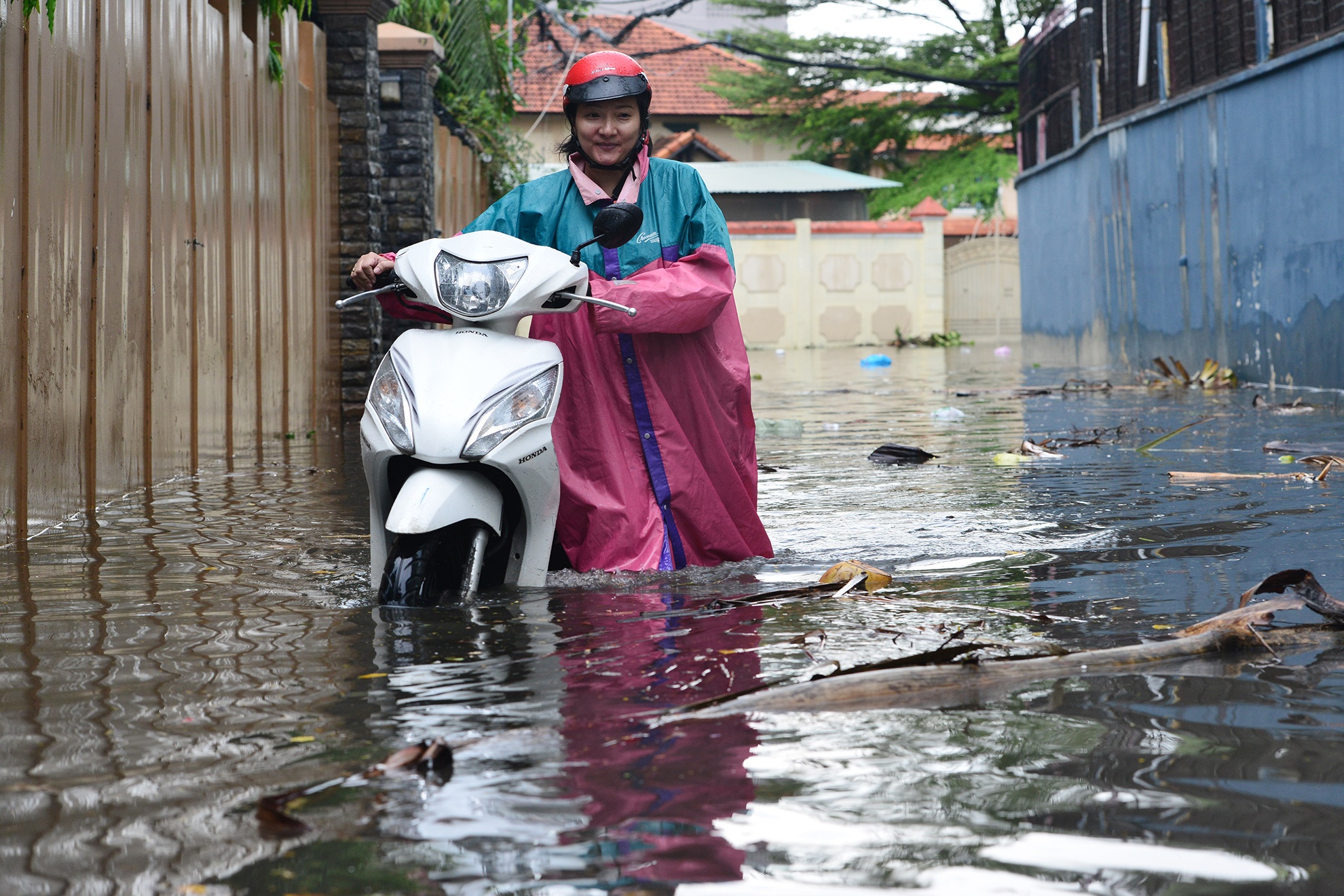 ngap nuoc ket xe trien mien o khu nha giau Sai Gon anh 16