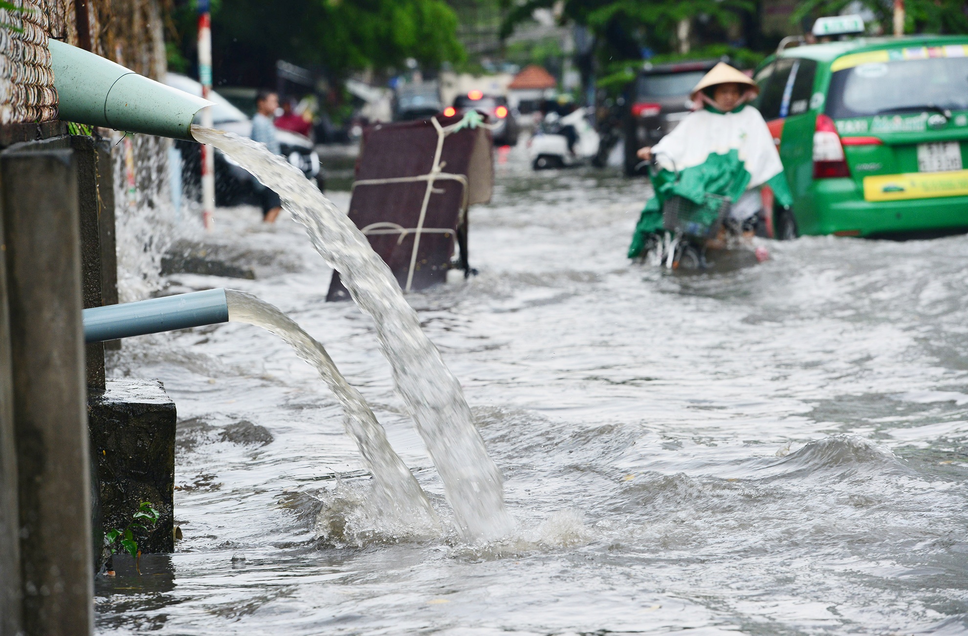 ngap nuoc ket xe trien mien o khu nha giau Sai Gon anh 17