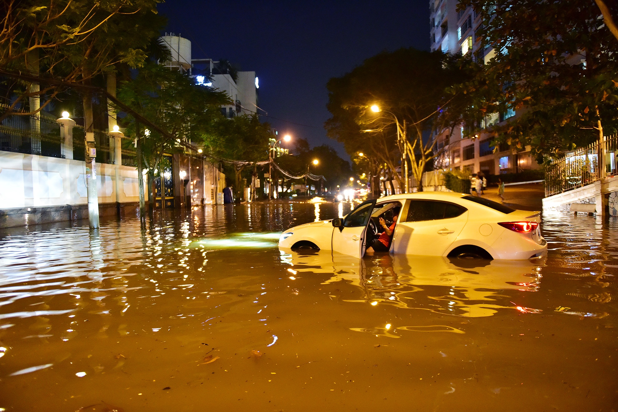 ngap nuoc ket xe trien mien o khu nha giau Sai Gon anh 18