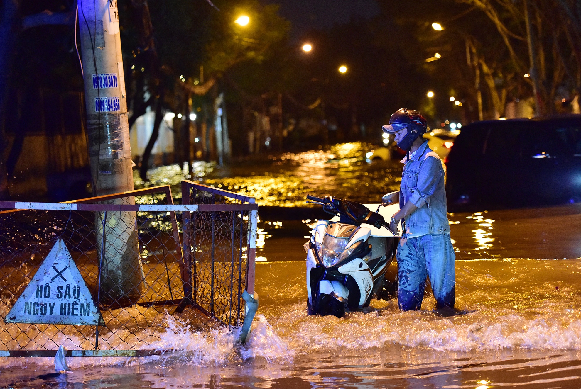 ngap nuoc ket xe trien mien o khu nha giau Sai Gon anh 19