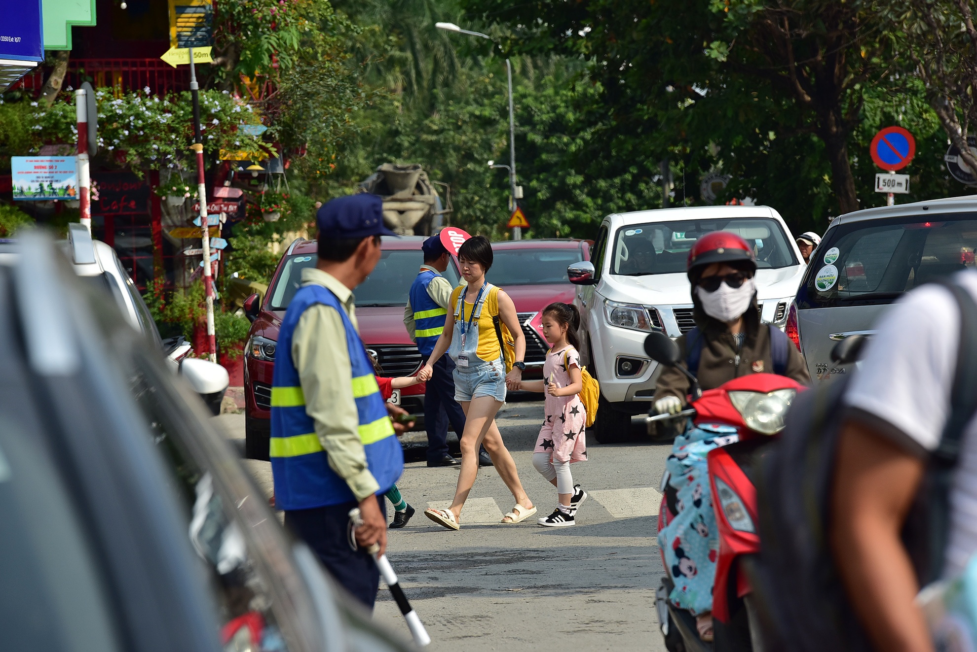 ngap nuoc ket xe trien mien o khu nha giau Sai Gon anh 2