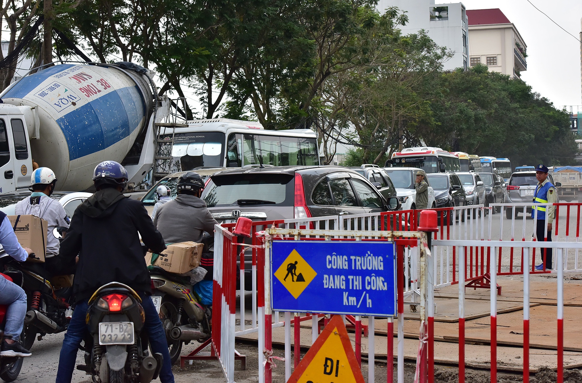 ngap nuoc ket xe trien mien o khu nha giau Sai Gon anh 4