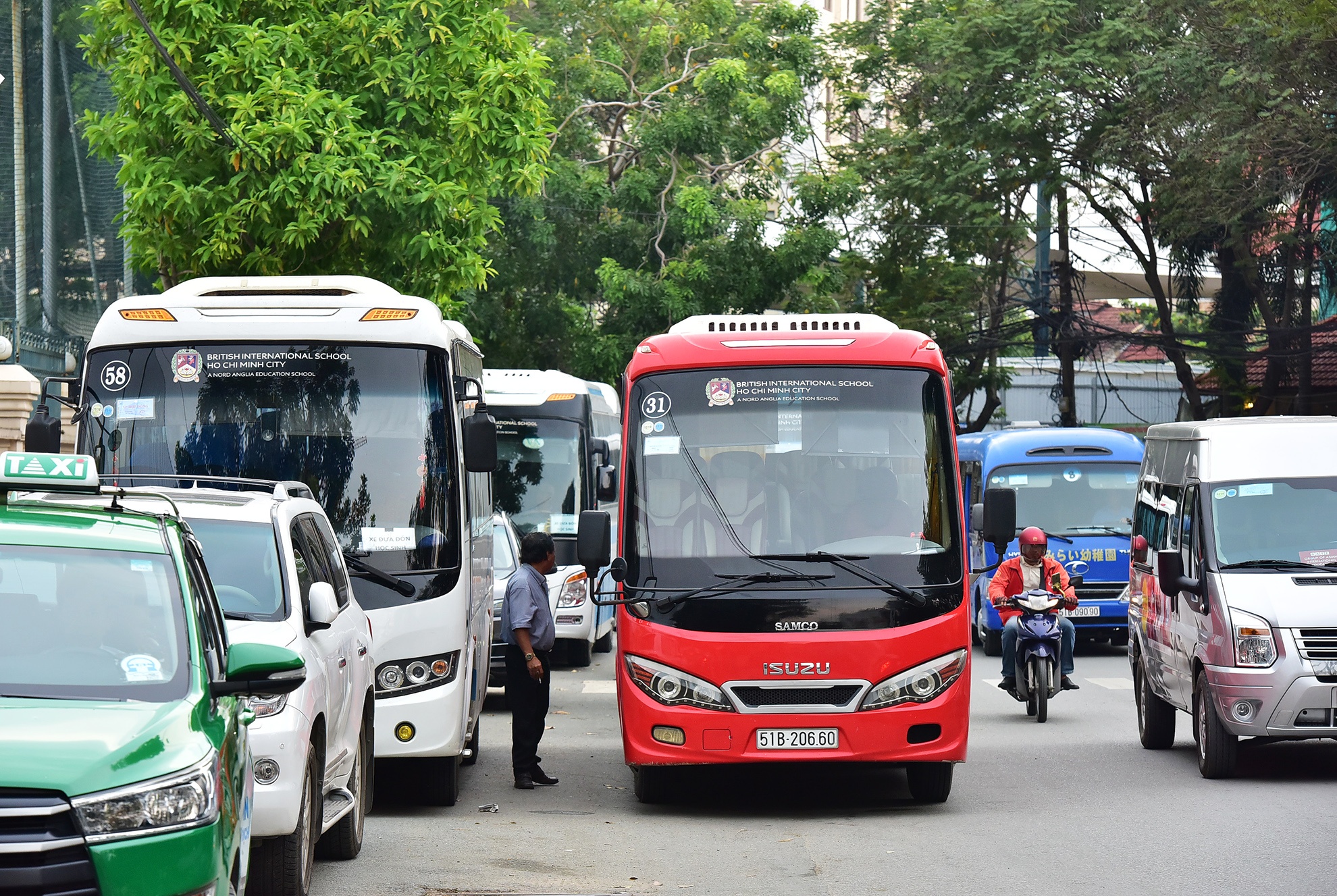 ngap nuoc ket xe trien mien o khu nha giau Sai Gon anh 5