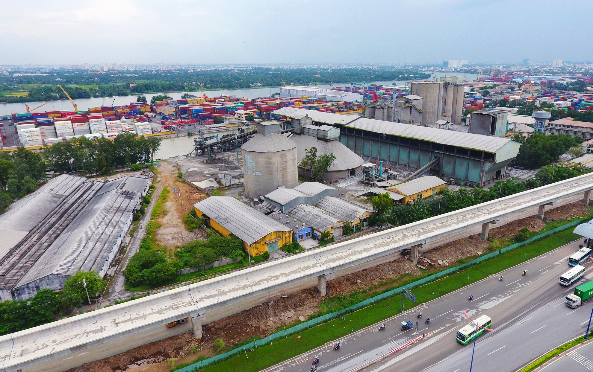 thao do nha may xi mang gay o nhiem o TP.HCM anh 1