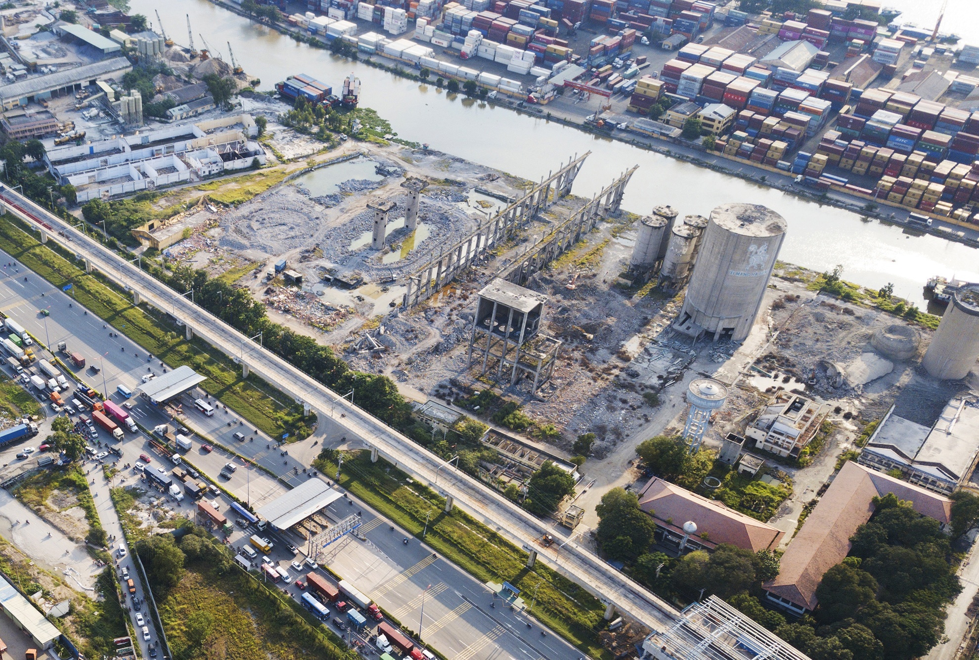 thao do nha may xi mang gay o nhiem o TP.HCM anh 4