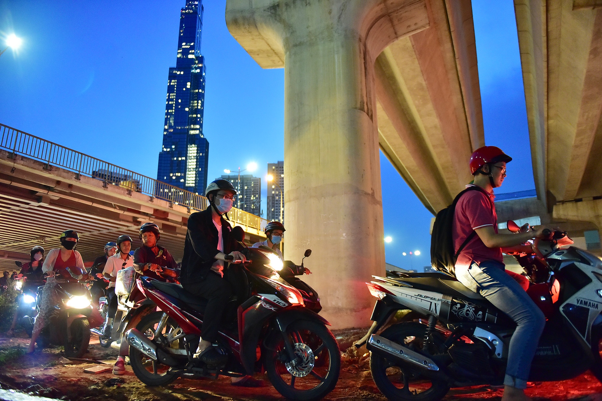 xe co ket cung tren duong Nguyen Huu Canh anh 10