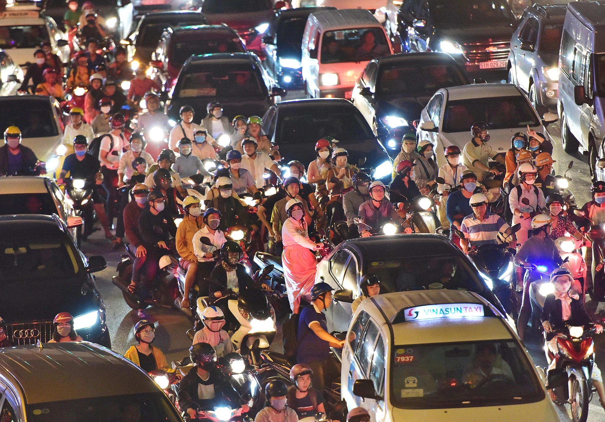 xe co ket cung tren duong Nguyen Huu Canh anh 12