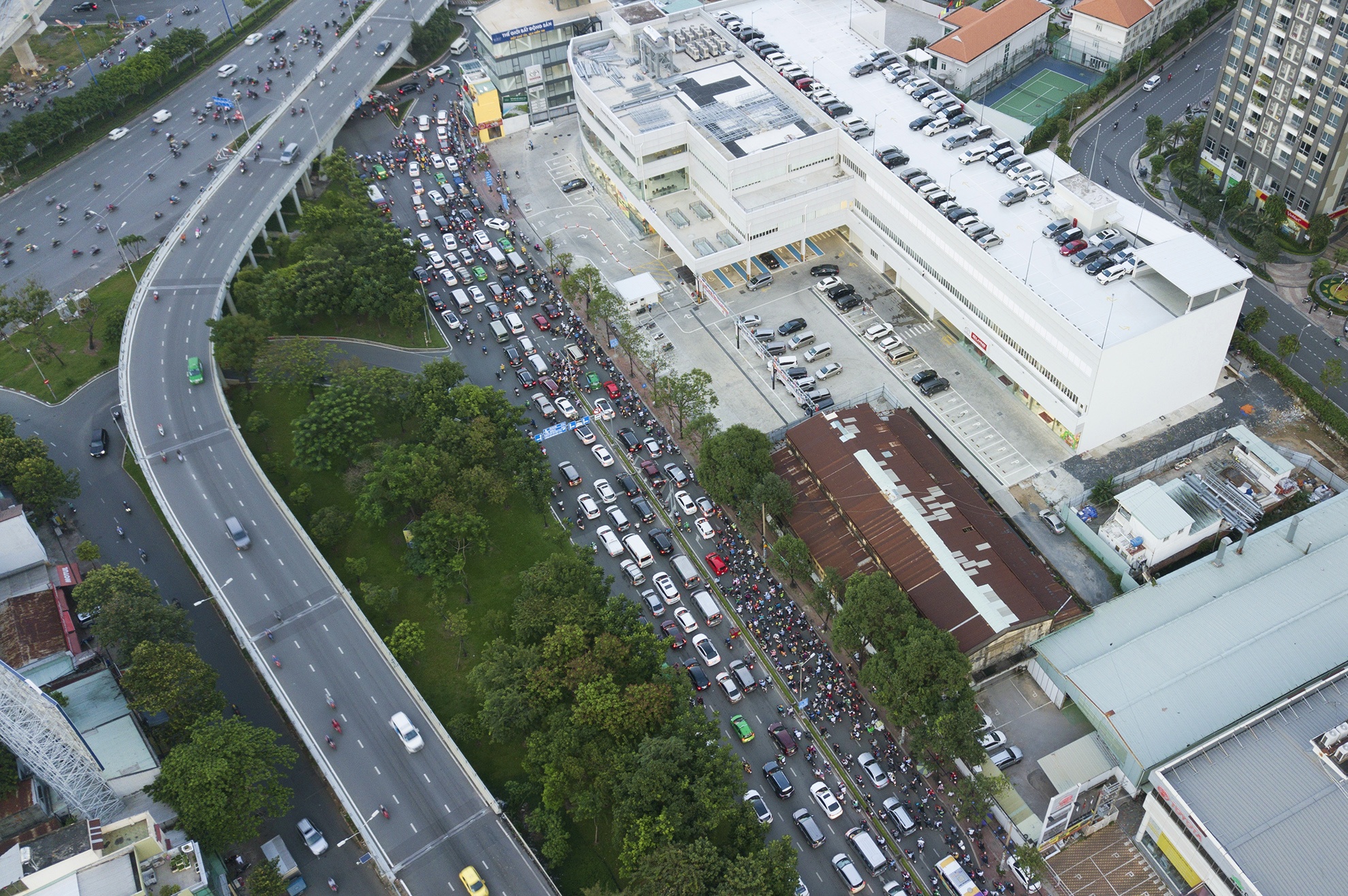 xe co ket cung tren duong Nguyen Huu Canh anh 1