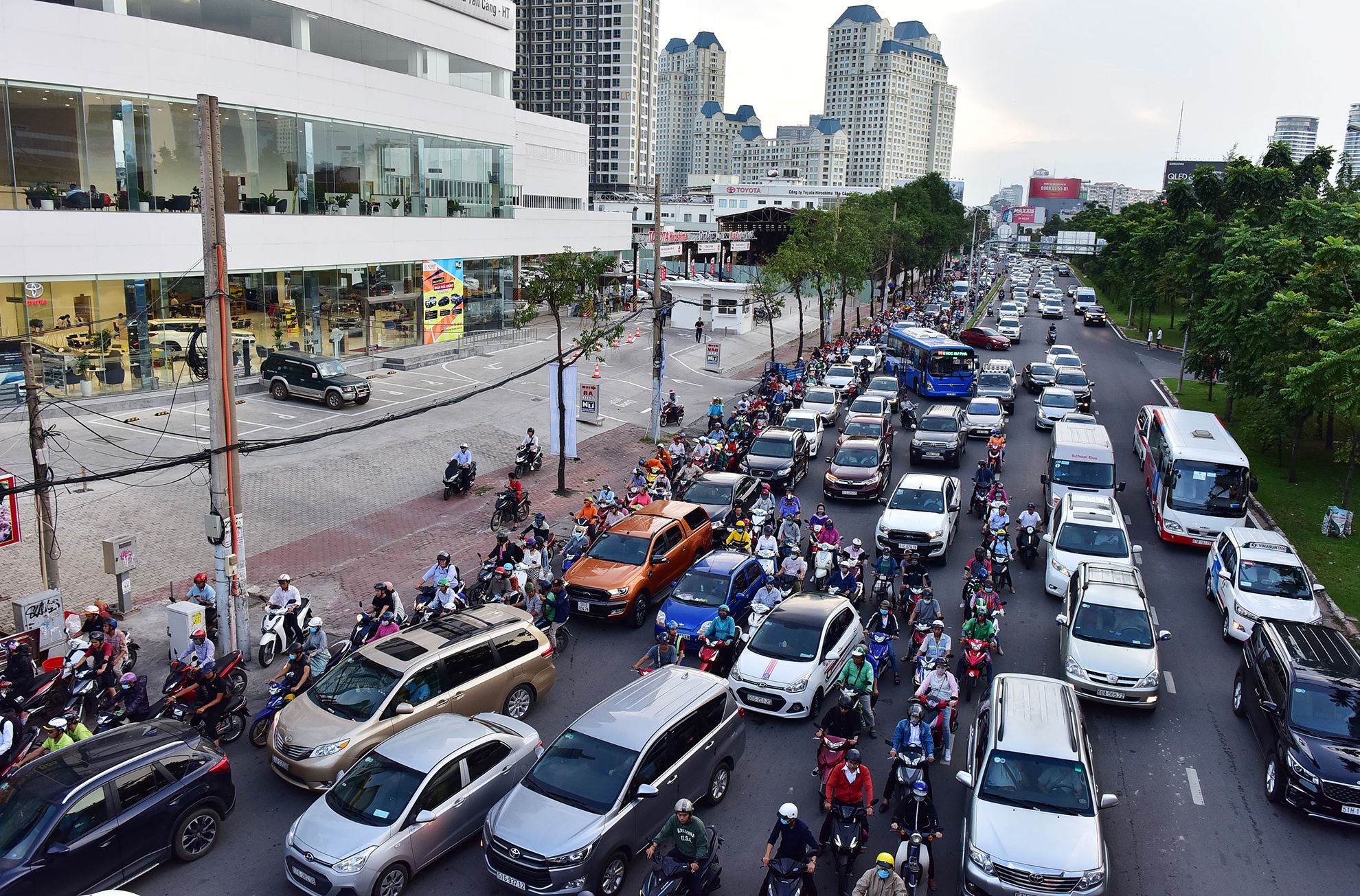 xe co ket cung tren duong Nguyen Huu Canh anh 2
