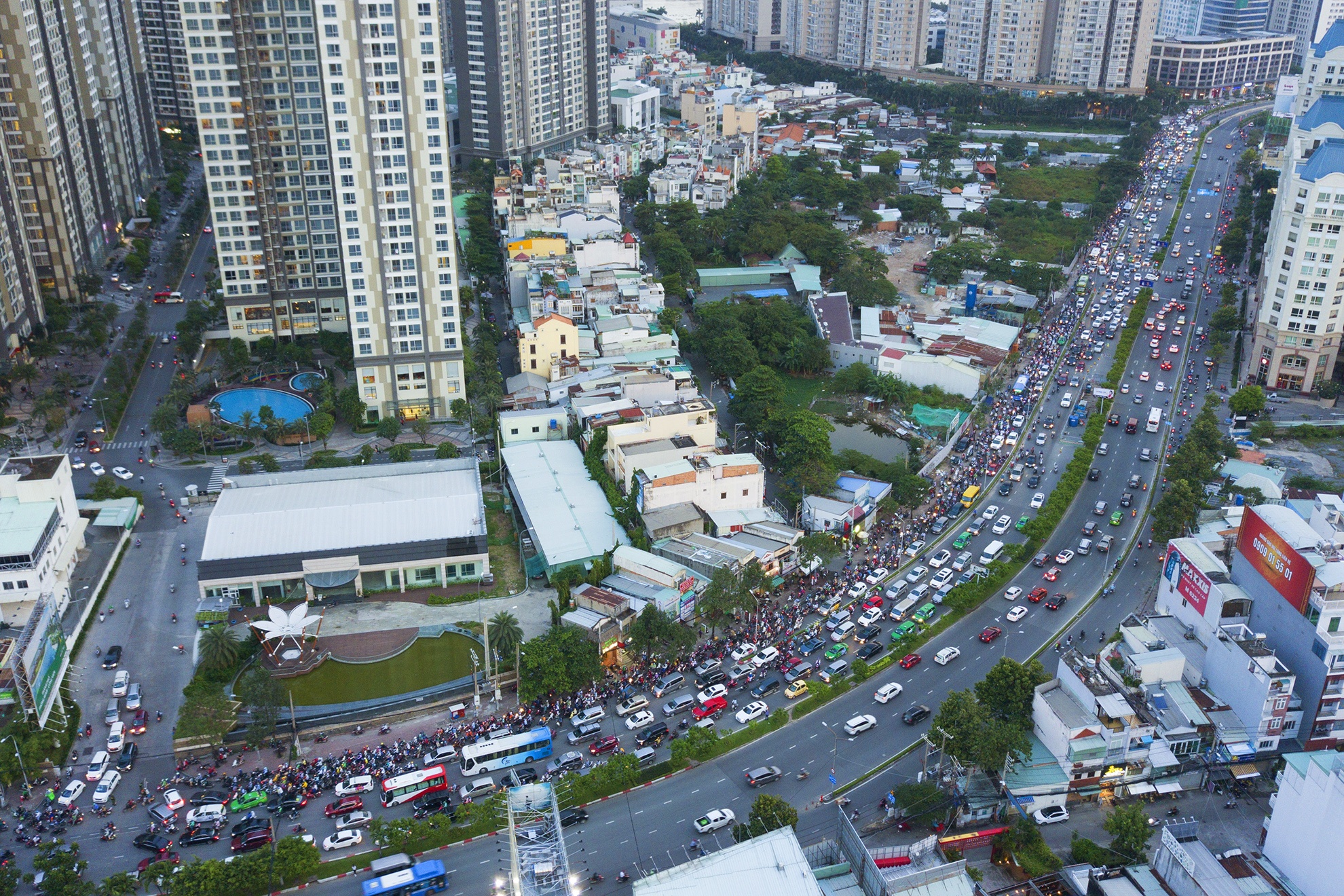 xe co ket cung tren duong Nguyen Huu Canh anh 3