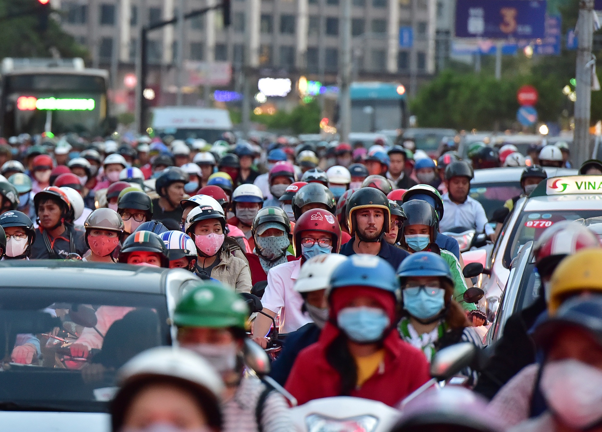 xe co ket cung tren duong Nguyen Huu Canh anh 4