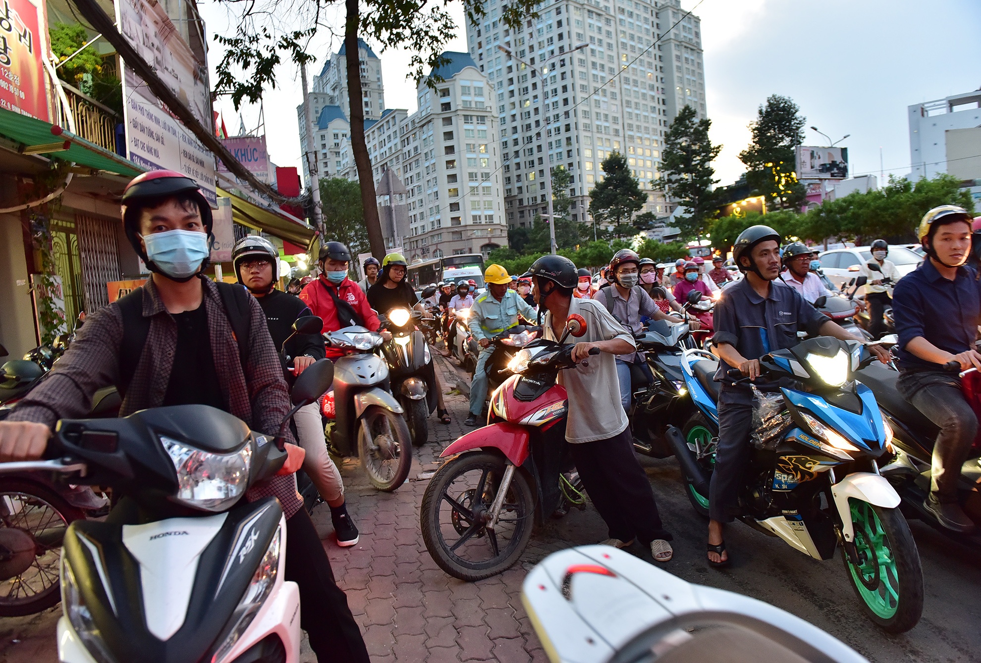 xe co ket cung tren duong Nguyen Huu Canh anh 5
