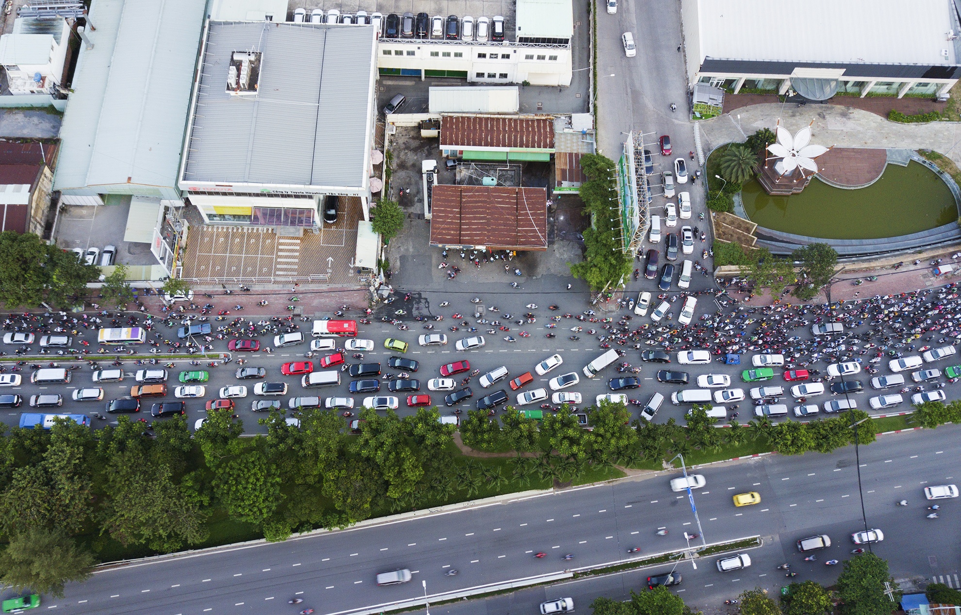 xe co ket cung tren duong Nguyen Huu Canh anh 6