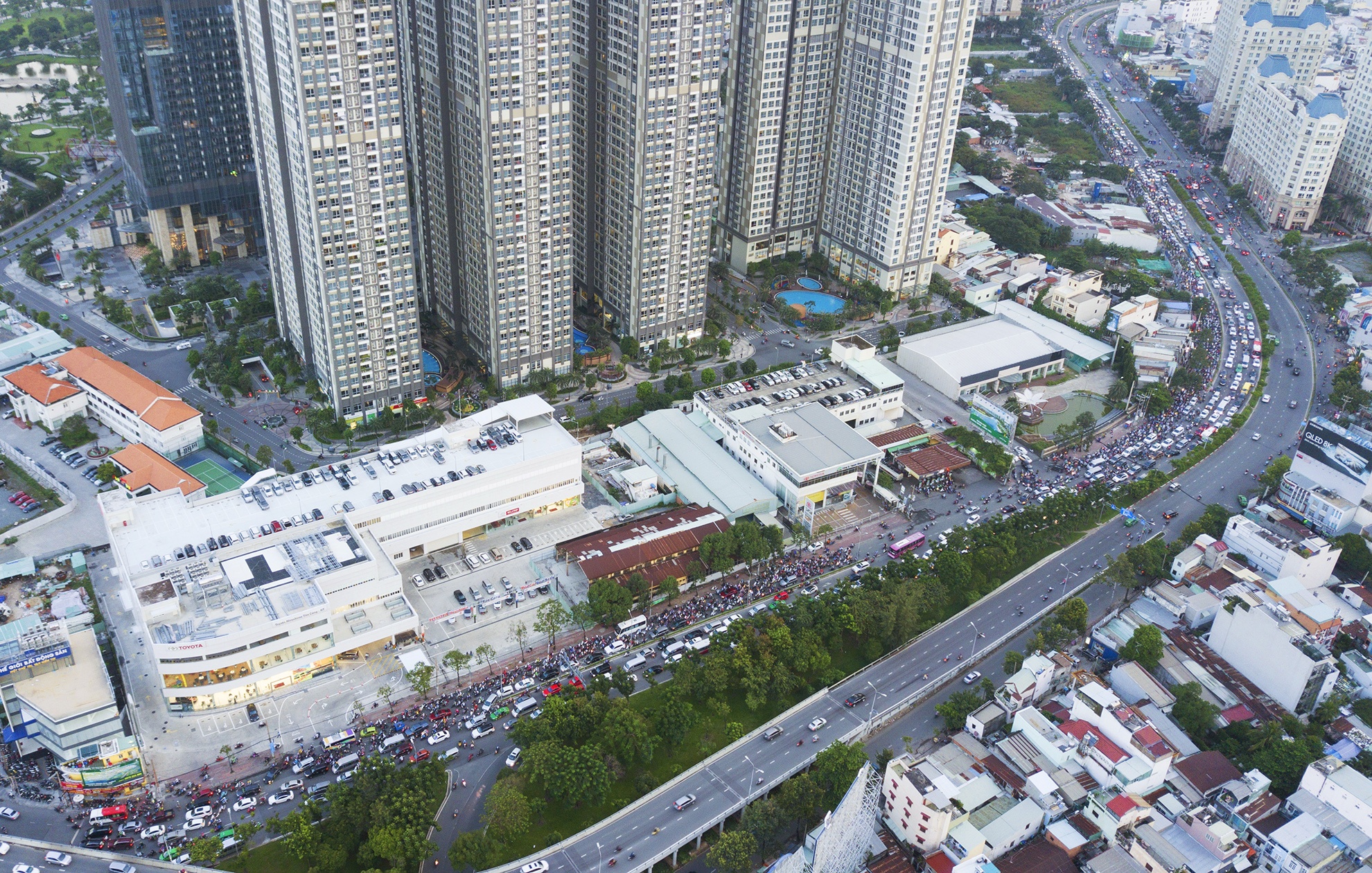 xe co ket cung tren duong Nguyen Huu Canh anh 7