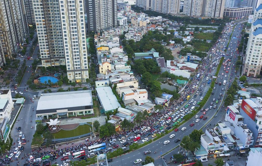 Duong Nguyen Huu Canh ket xe keo dai du chua sua hinh anh