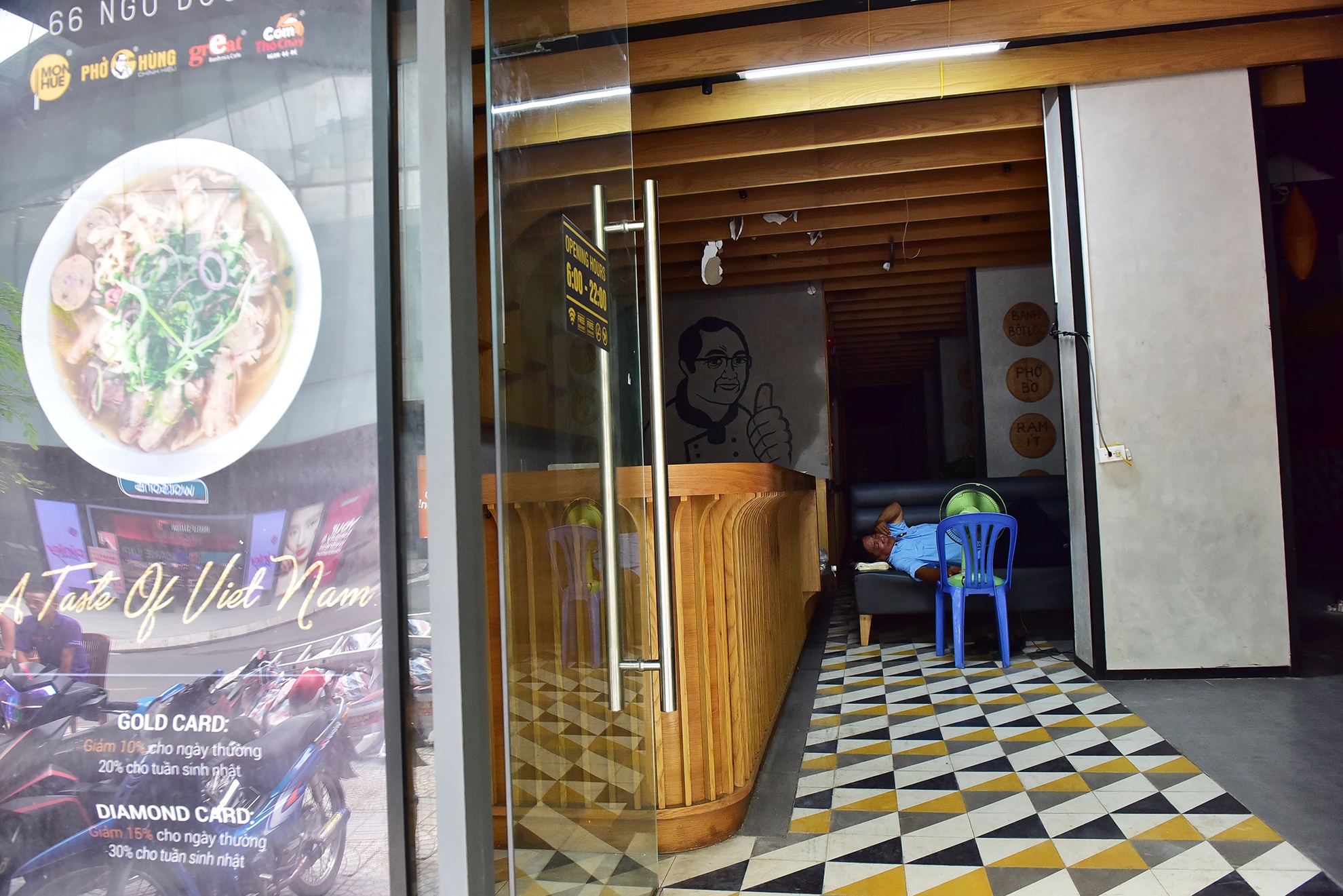 Hang loat chi nhanh Mon Hue dong cua o Sai Gon anh 2