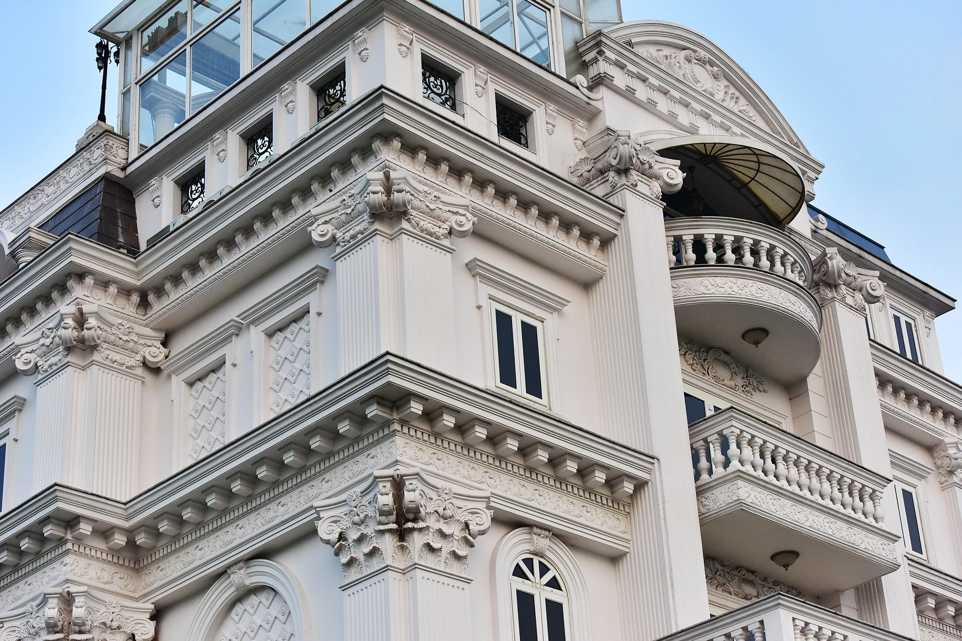 Biet thu trang le cua Ly Nha Ky ben song Sai Gon anh 2