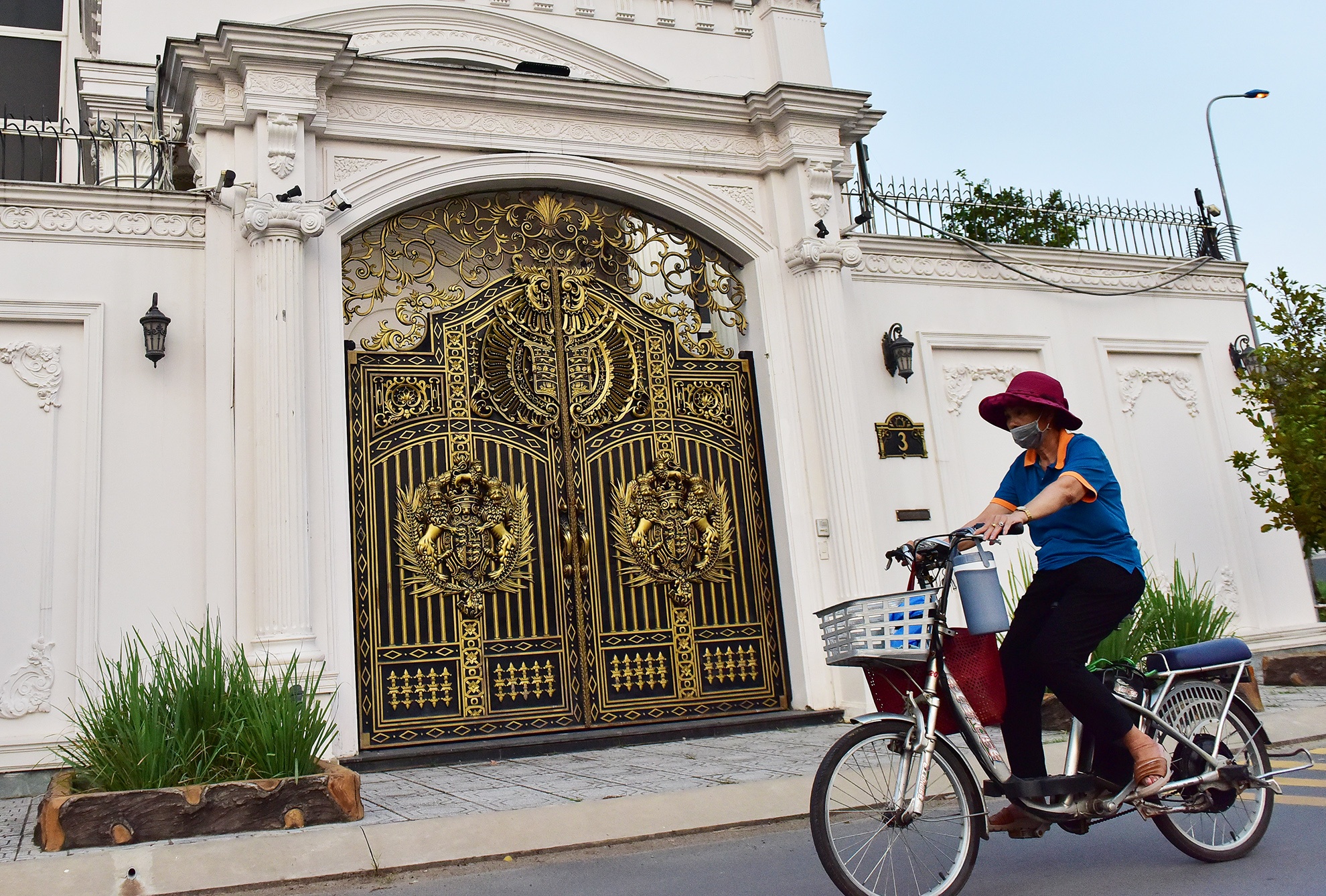 Biet thu trang le cua Ly Nha Ky ben song Sai Gon anh 3