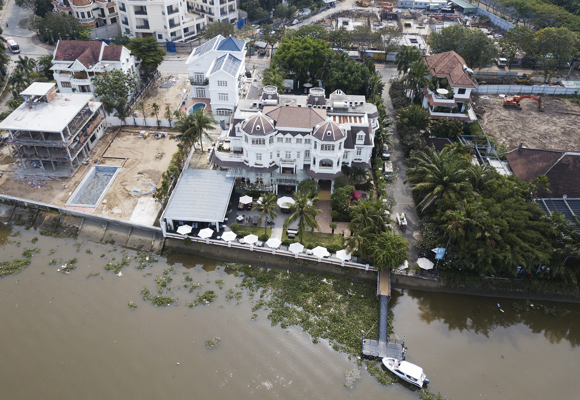 Biet thu bit kin bo song khu nha giau Thao Dien anh 16