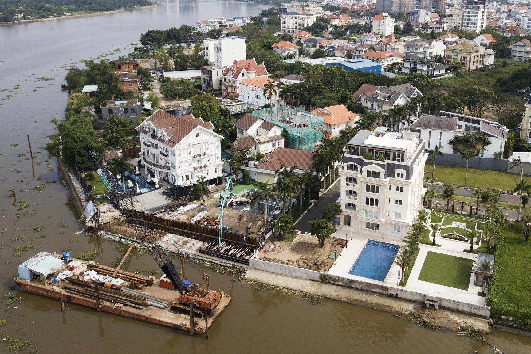 Biet thu o Thao Dien bit kin loi ra bo song Sai Gon hinh anh