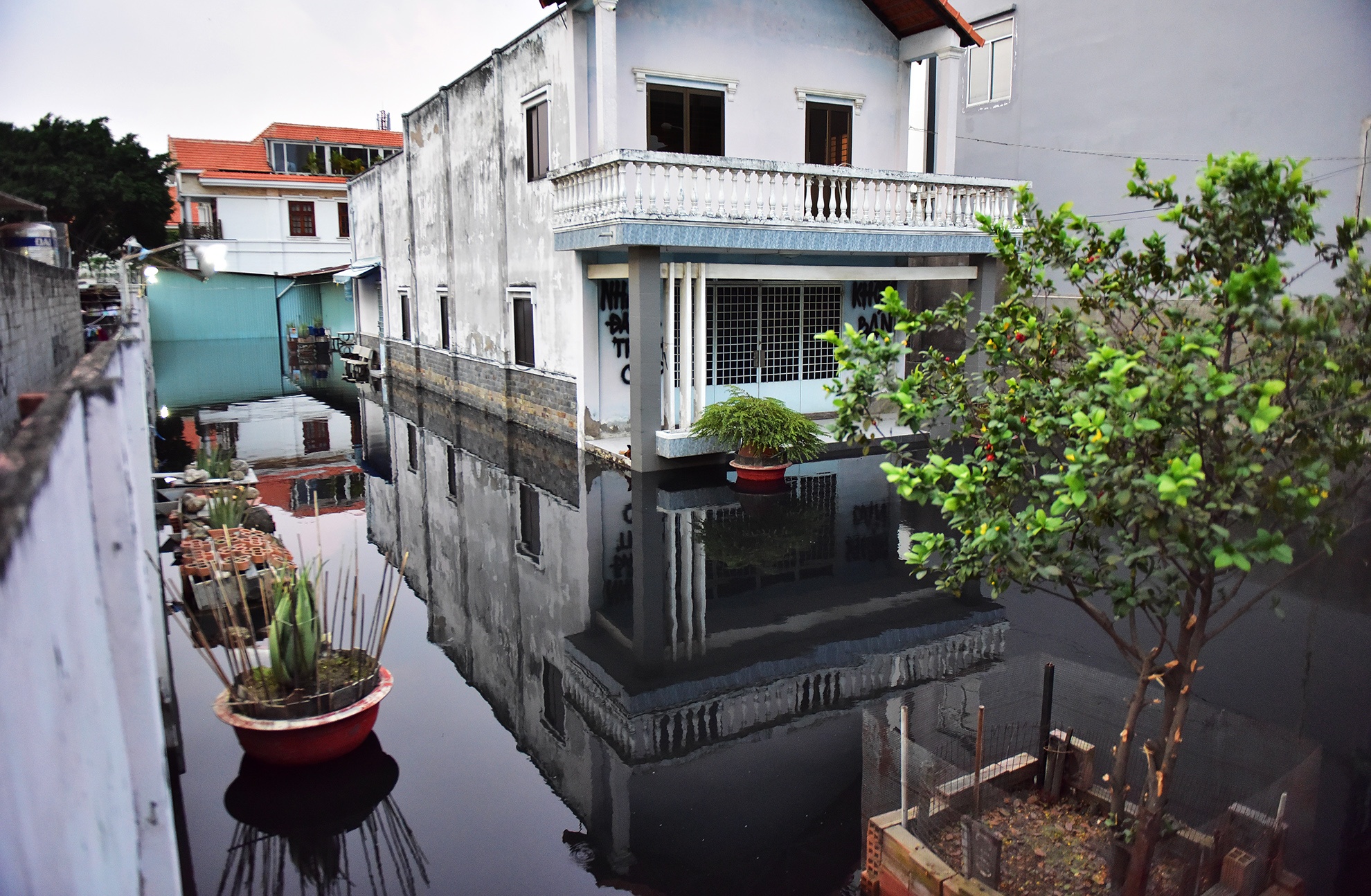 Khu nha giau Thao Dien lai menh mong nuoc vi ngap anh 10