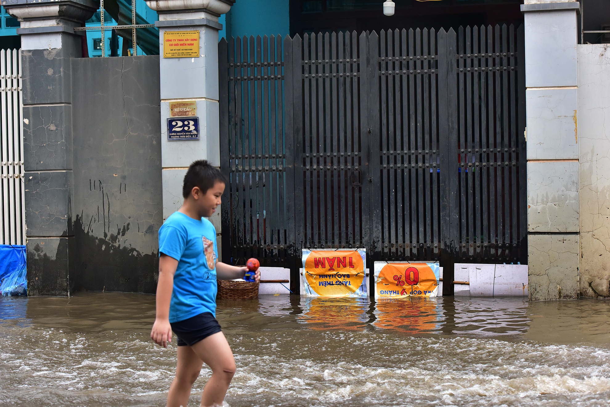 Khu nha giau Thao Dien lai menh mong nuoc vi ngap anh 8