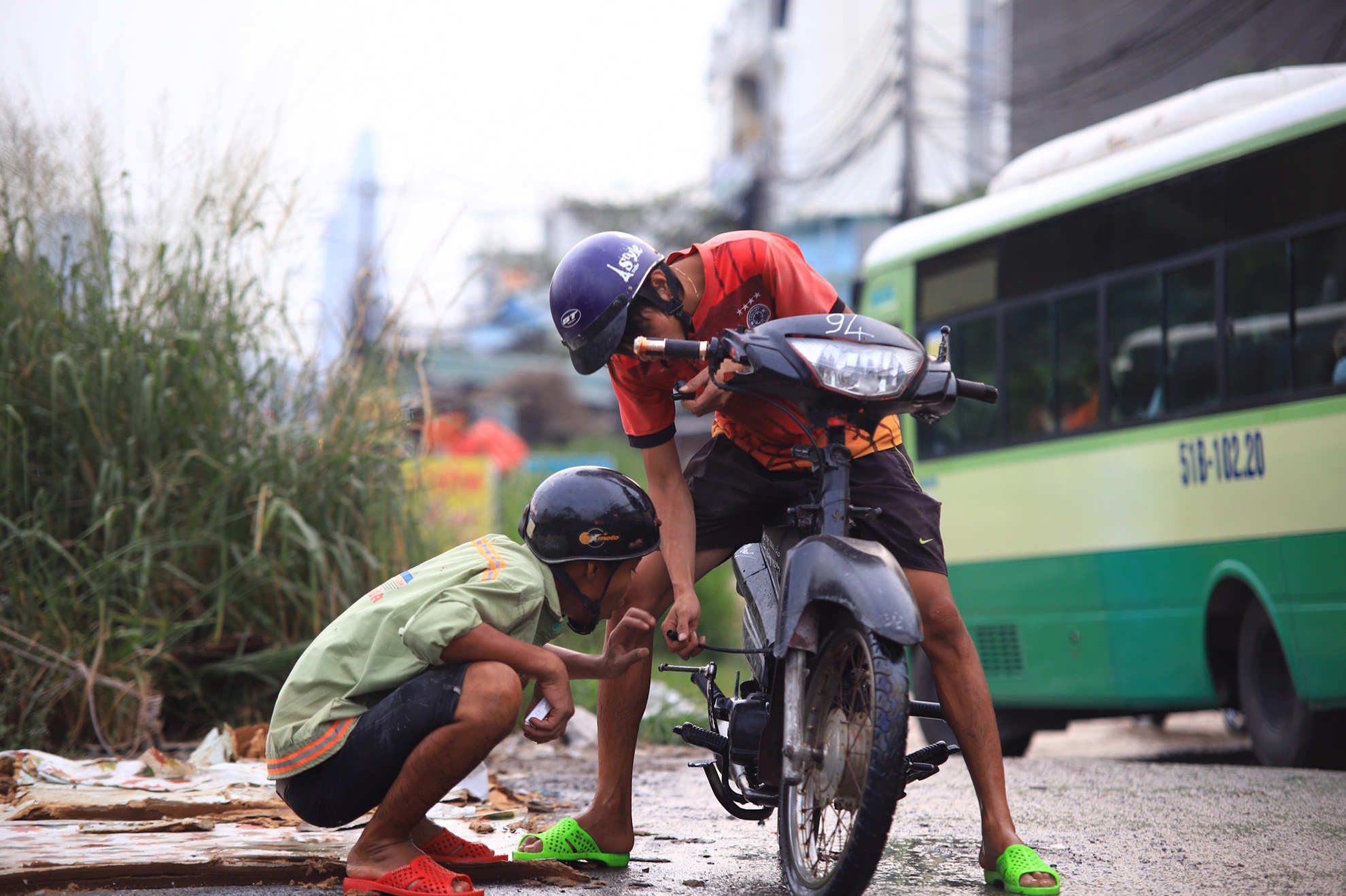Người Sài Gòn bì bõm về nhà giữa nước ngập ảnh 10 Nguoi Sai Gon bi bom ve nha giua nuoc ngap anh 10