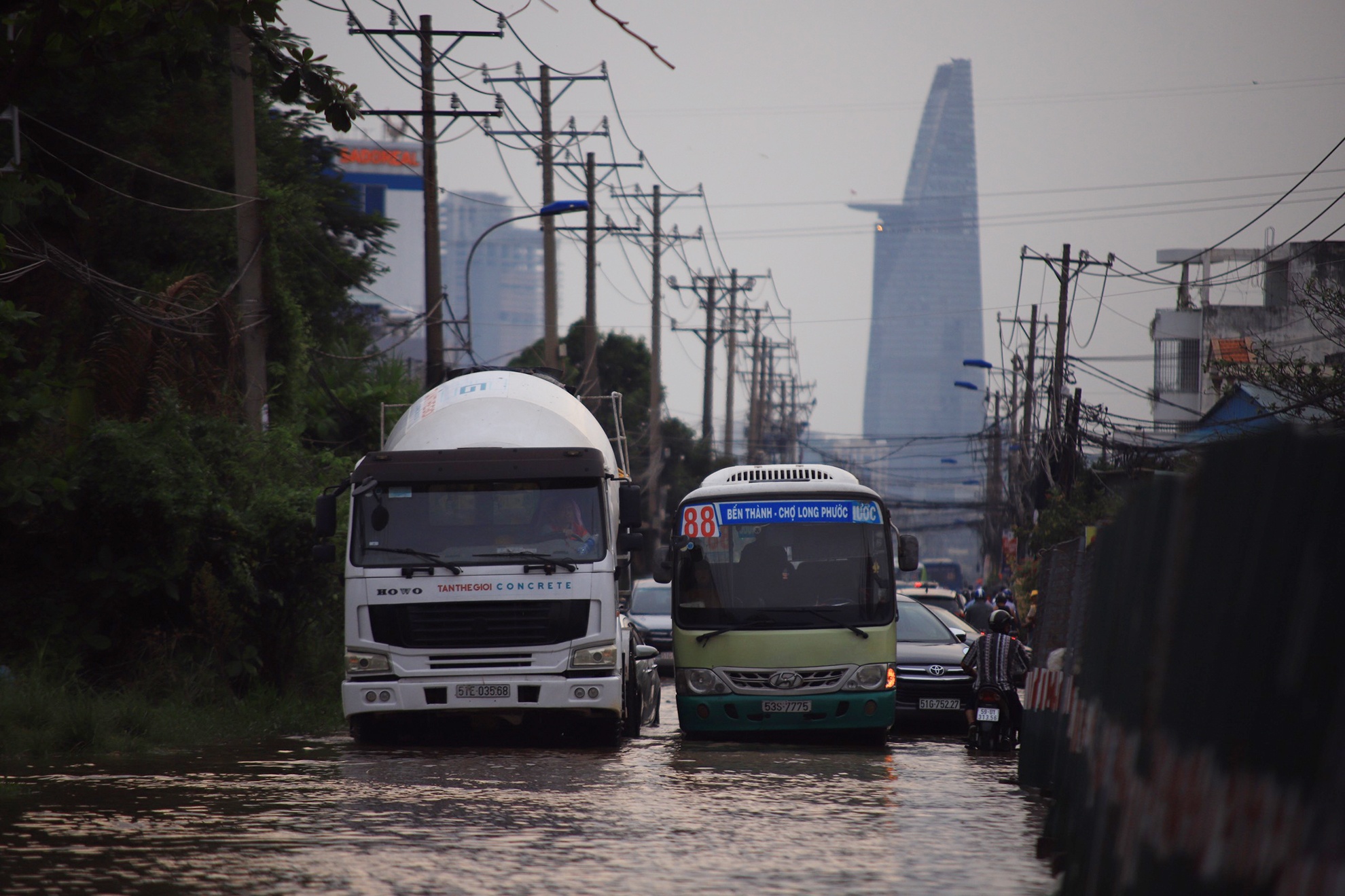 Người Sài Gòn bì bõm về nhà giữa nước ngập ảnh 11 Nguoi Sai Gon bi bom ve nha giua nuoc ngap anh 11